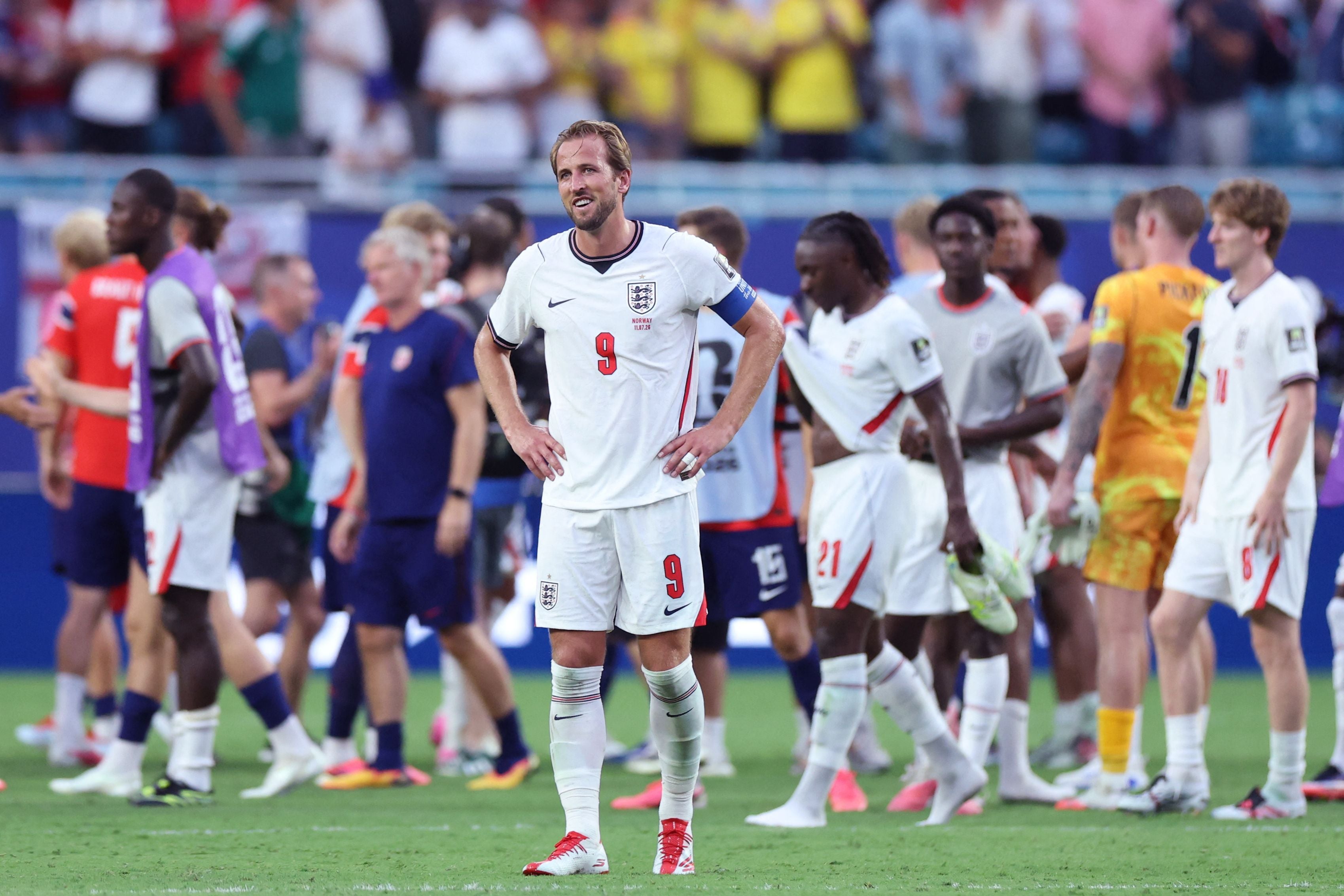 Harry Kane und englische Fußballspieler feiern nach einem Sieg im WM-Viertelfinale im Stadion.