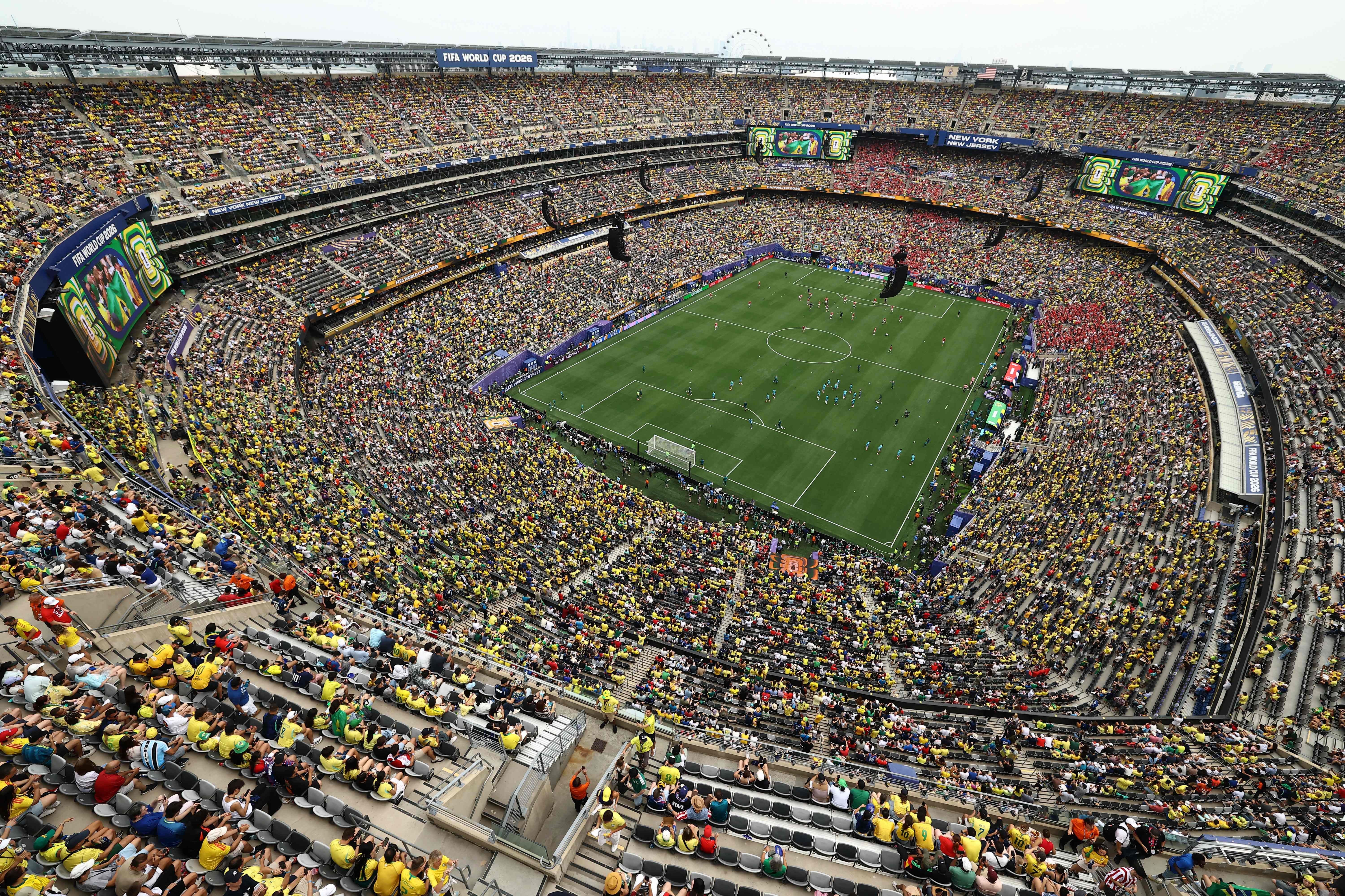 Blick ins vollbesetzte Stadion während des Aufwärmens vor dem WM-Spiel Brasilien gegen Norwegen 2026.