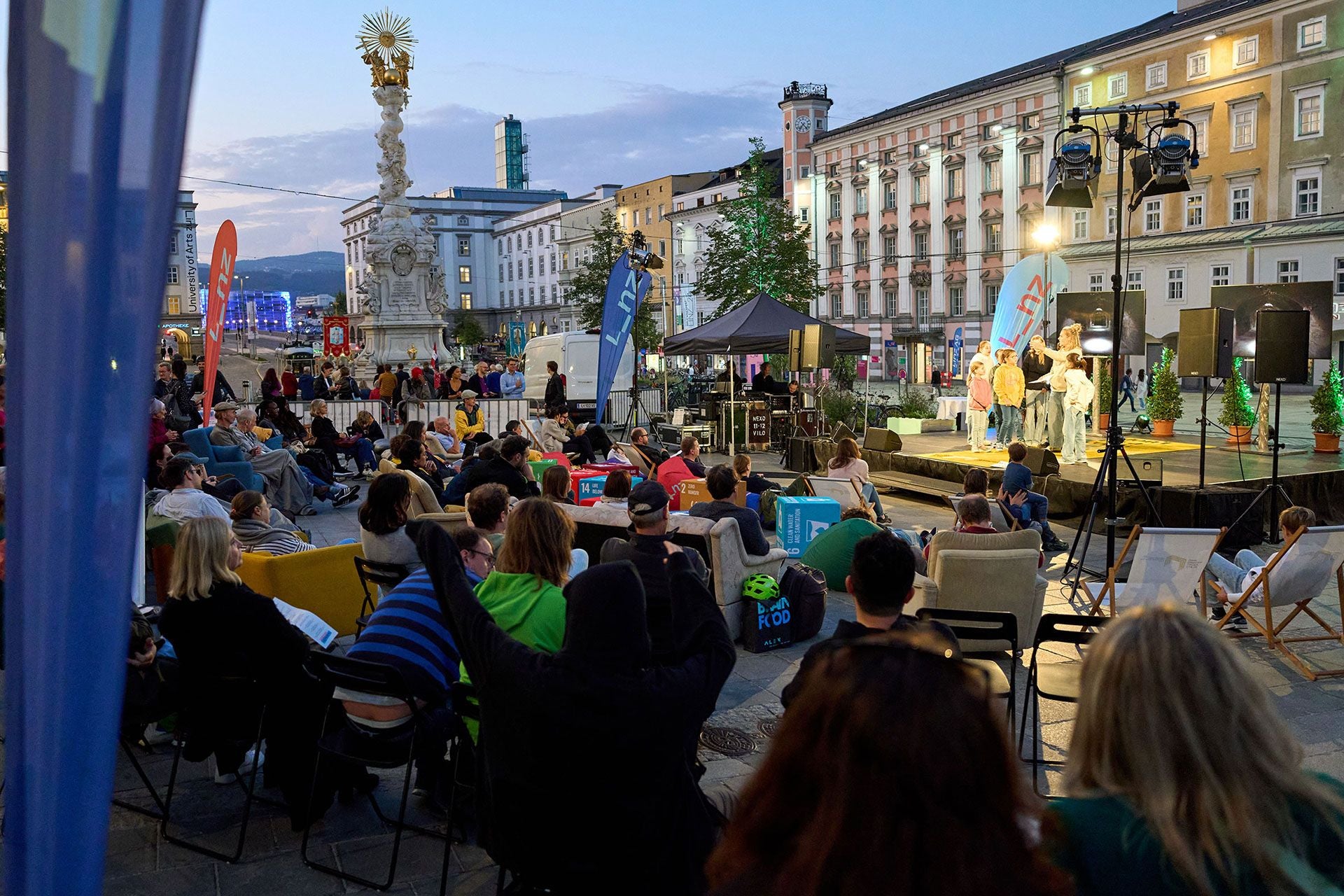Abendliche Open-Air-Veranstaltung mit Publikum und Bühne am Linzer Hauptplatz.