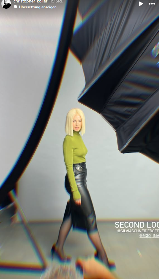 Frau mit blondem Bob, grünem Pullover und Lederrock posiert im Fotostudio.