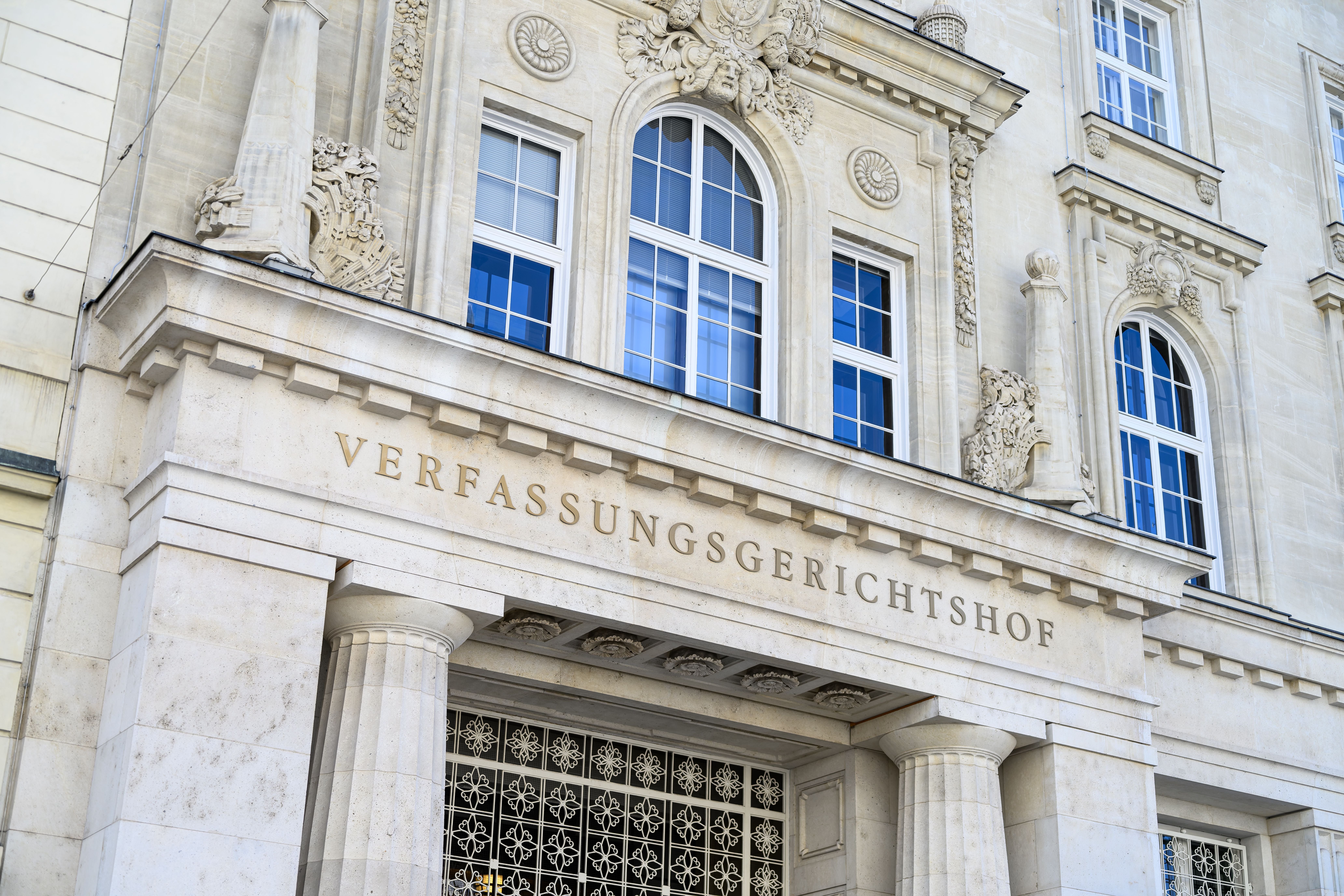 Außenansicht des Verfassungsgerichtshofs mit klassizistischer Fassade in Wien.