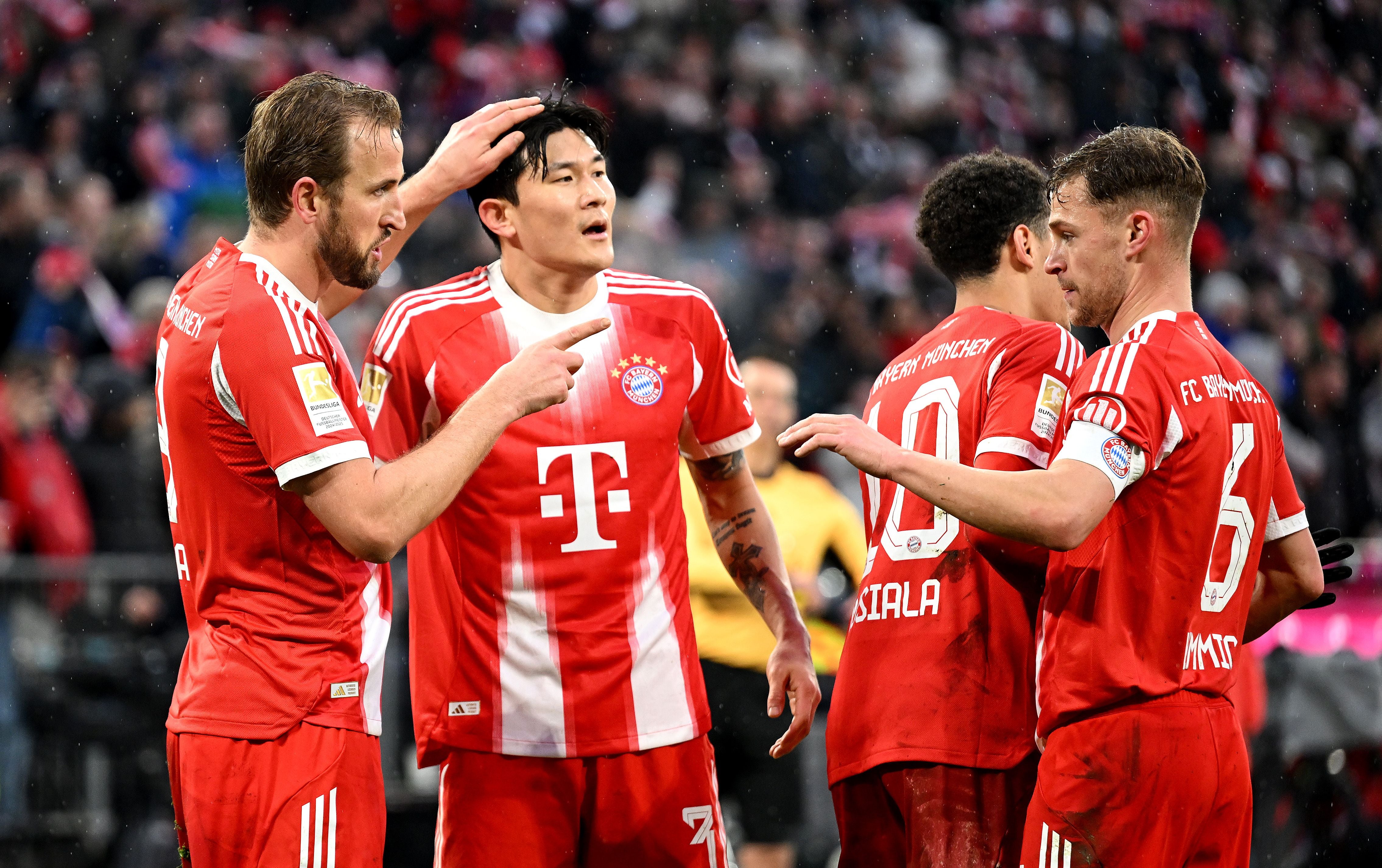 Mehrere Bayern-Spieler feiern im Stadion gemeinsam ein Tor im Bundesliga-Spiel.