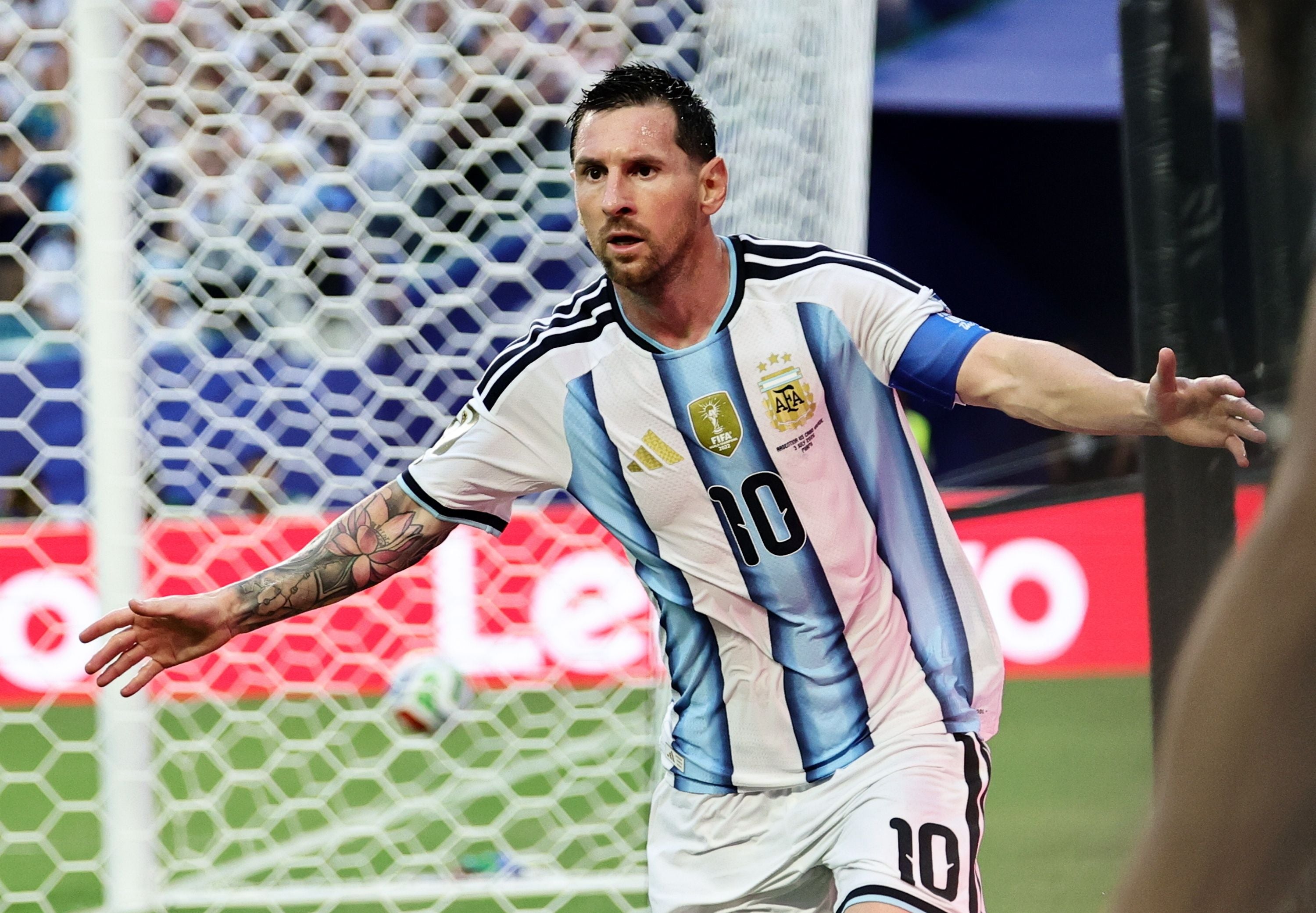 Ein argentinischer Fußballspieler jubelt nach einem Tor vor dem Tor während eines WM-Spiels.