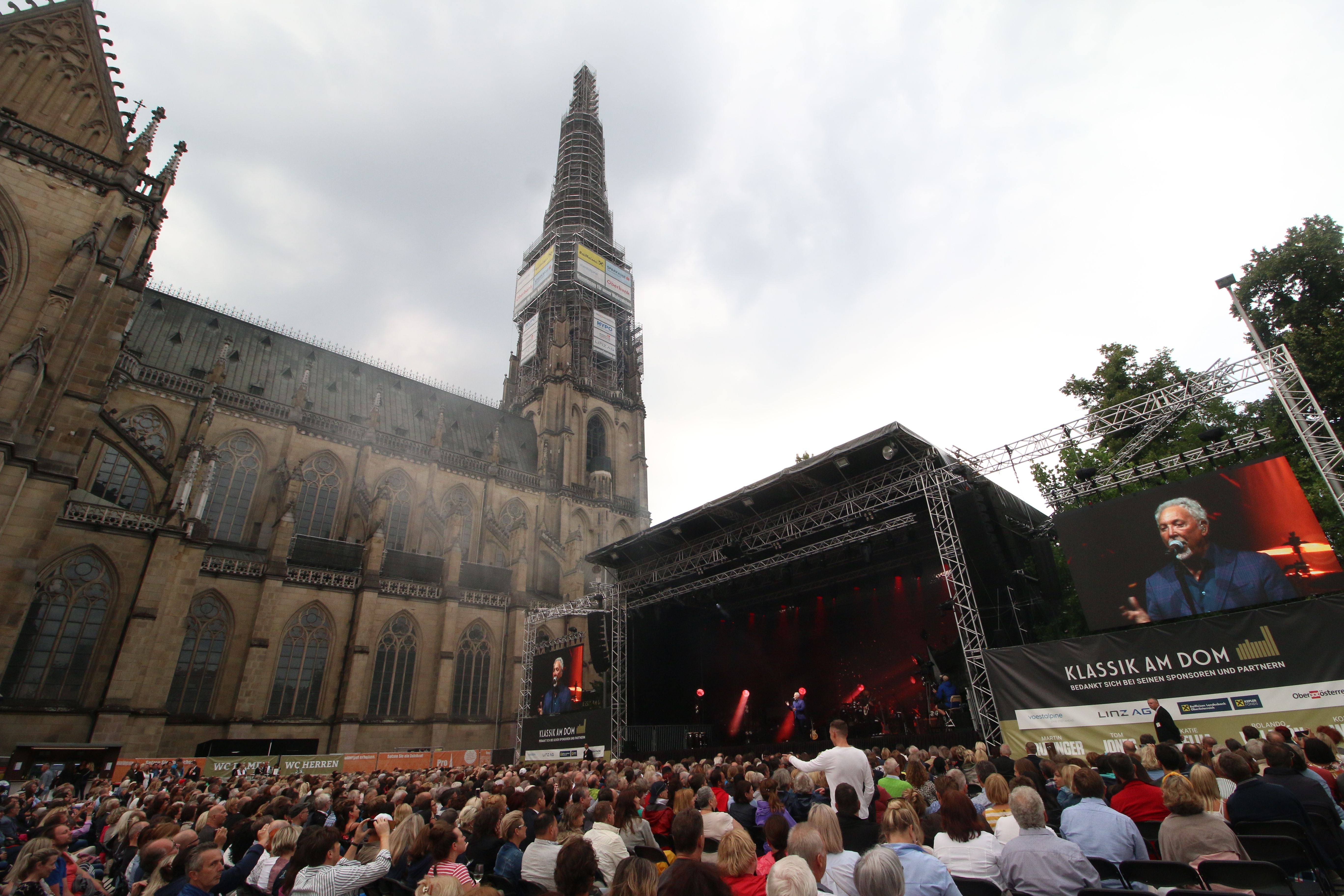 Open-Air-Konzert vor dem Linzer Dom mit Tom Jones auf Bühne und großer Videoleinwand.