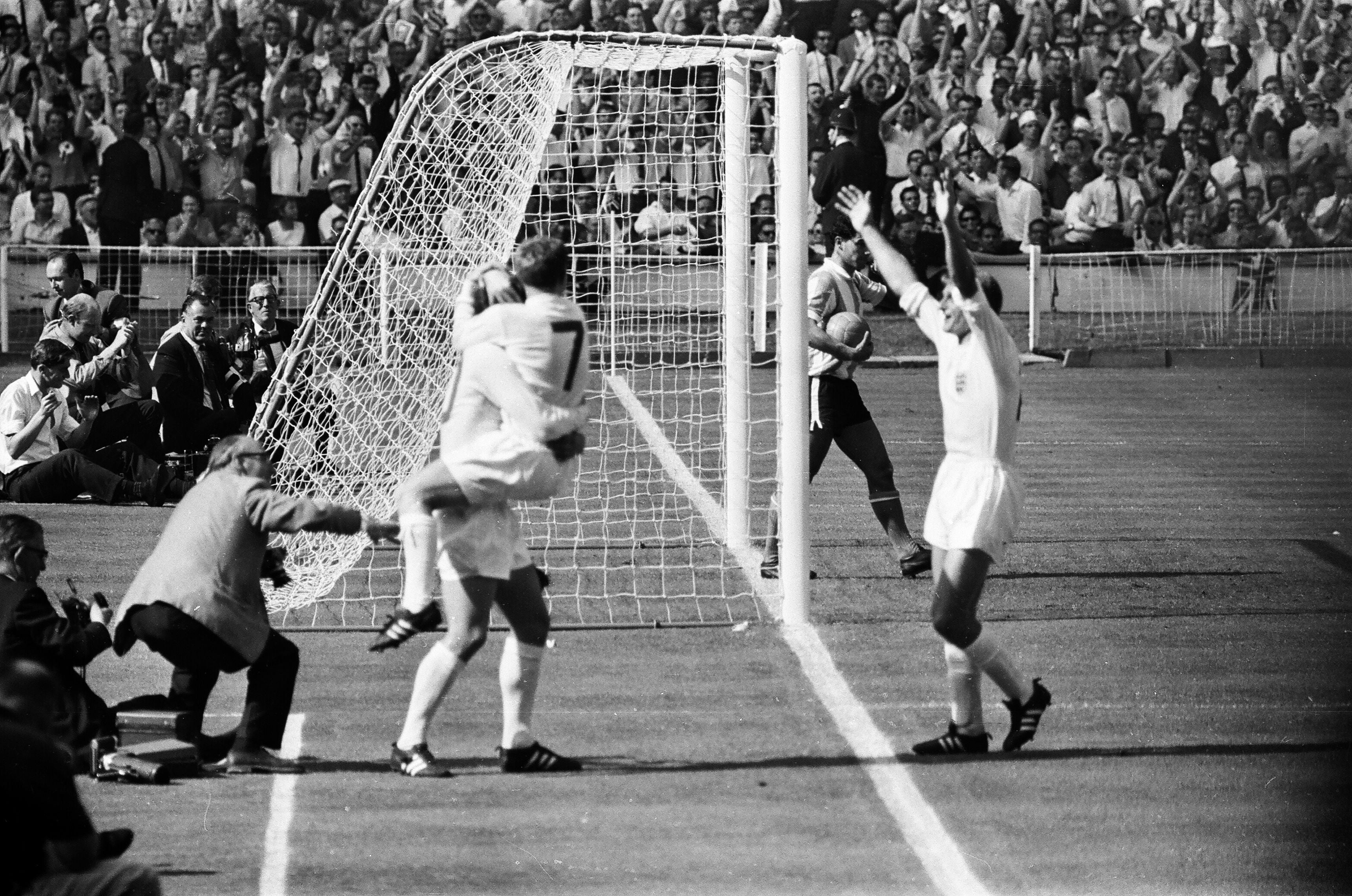 England bejubelt das Tor gegen Argentinien bei der WM 1966