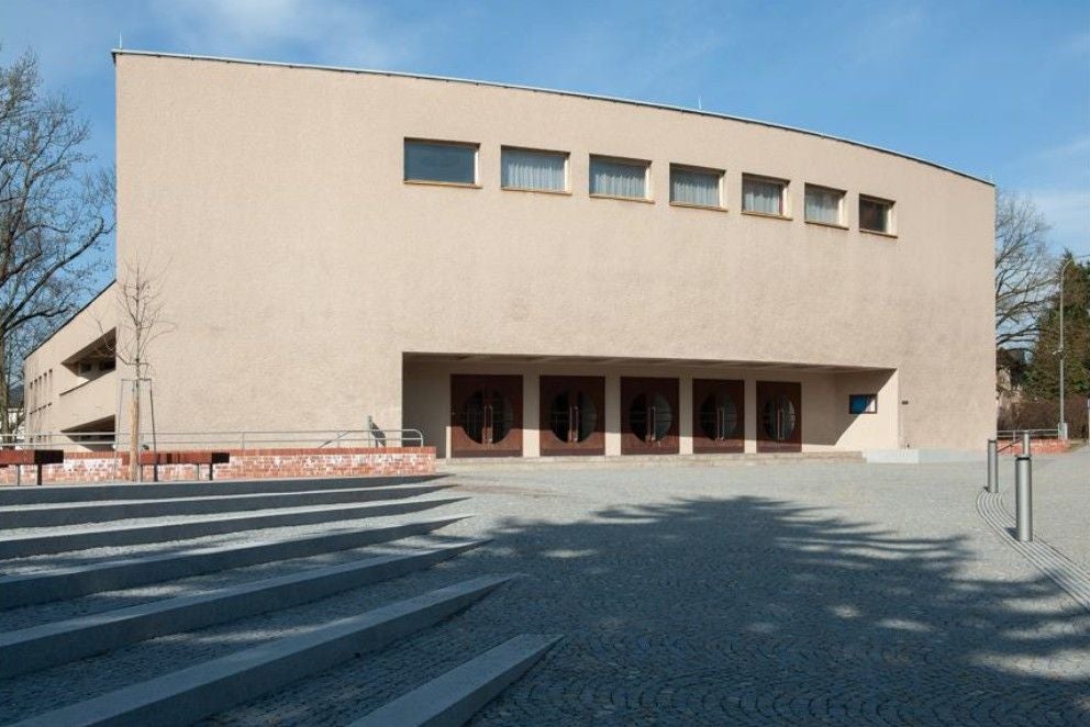 Das Roškot-Theater in Ústí nad Orlicí mit klaren, modernen Linien und schlichter Fassade.