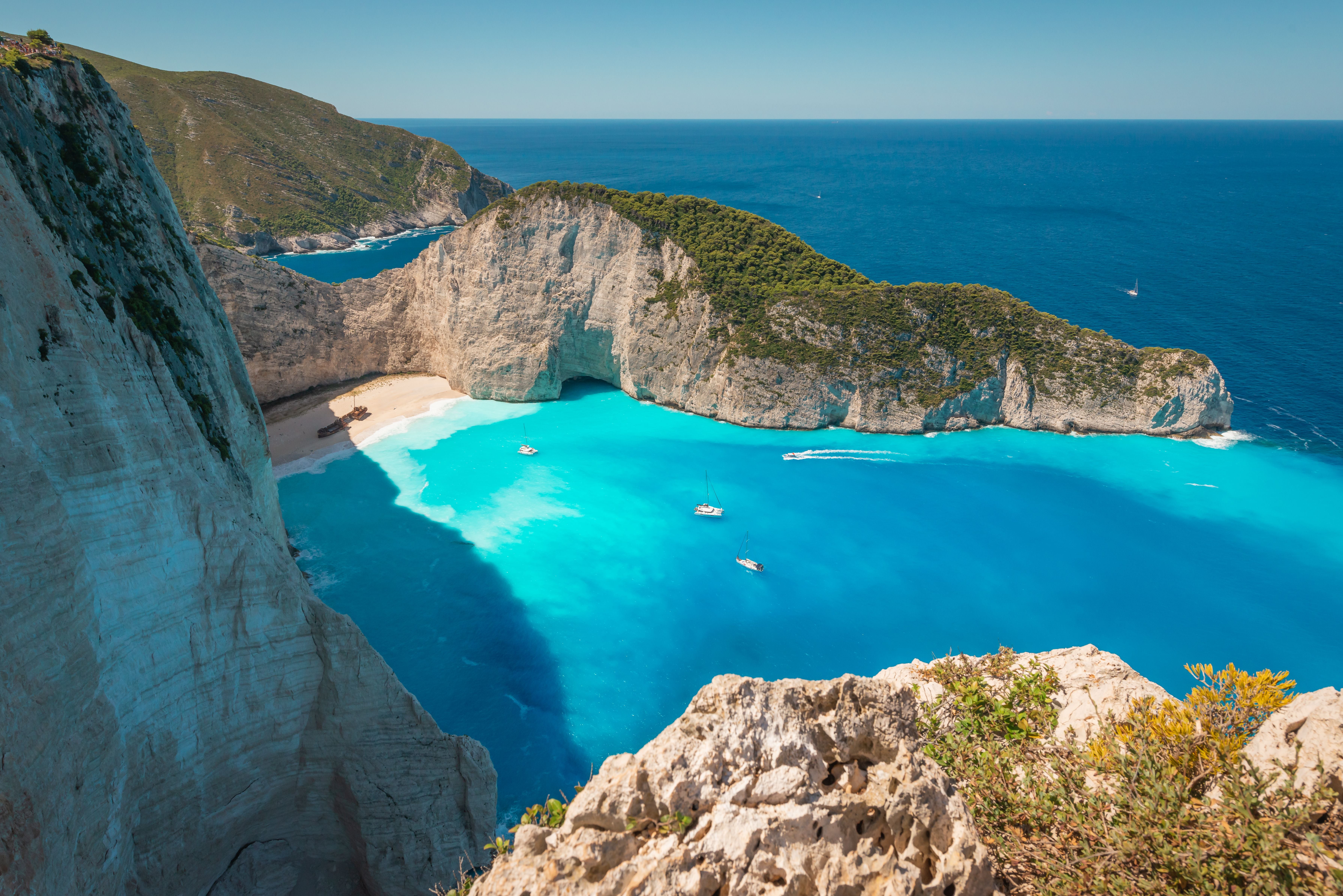 Blick auf die Navagio-Bucht mit türkisblauem Wasser, Sandstrand und Klippen auf Zakynthos.