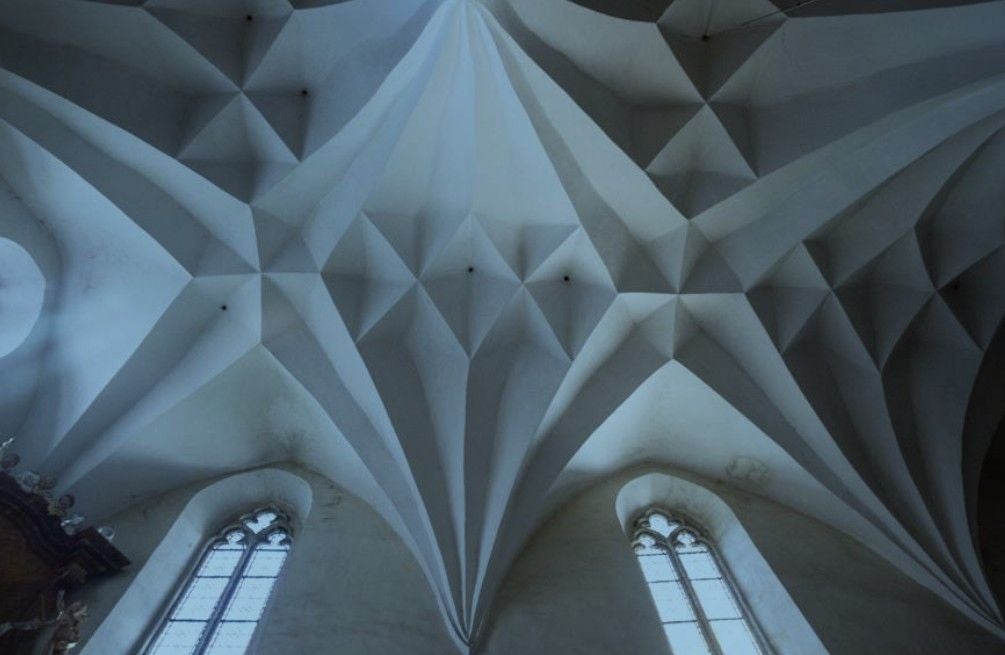 Blick auf ein Zellengewölbe (Diamantgewölbe) in der Kirche Mariä Himmelfahrt Bechyne.