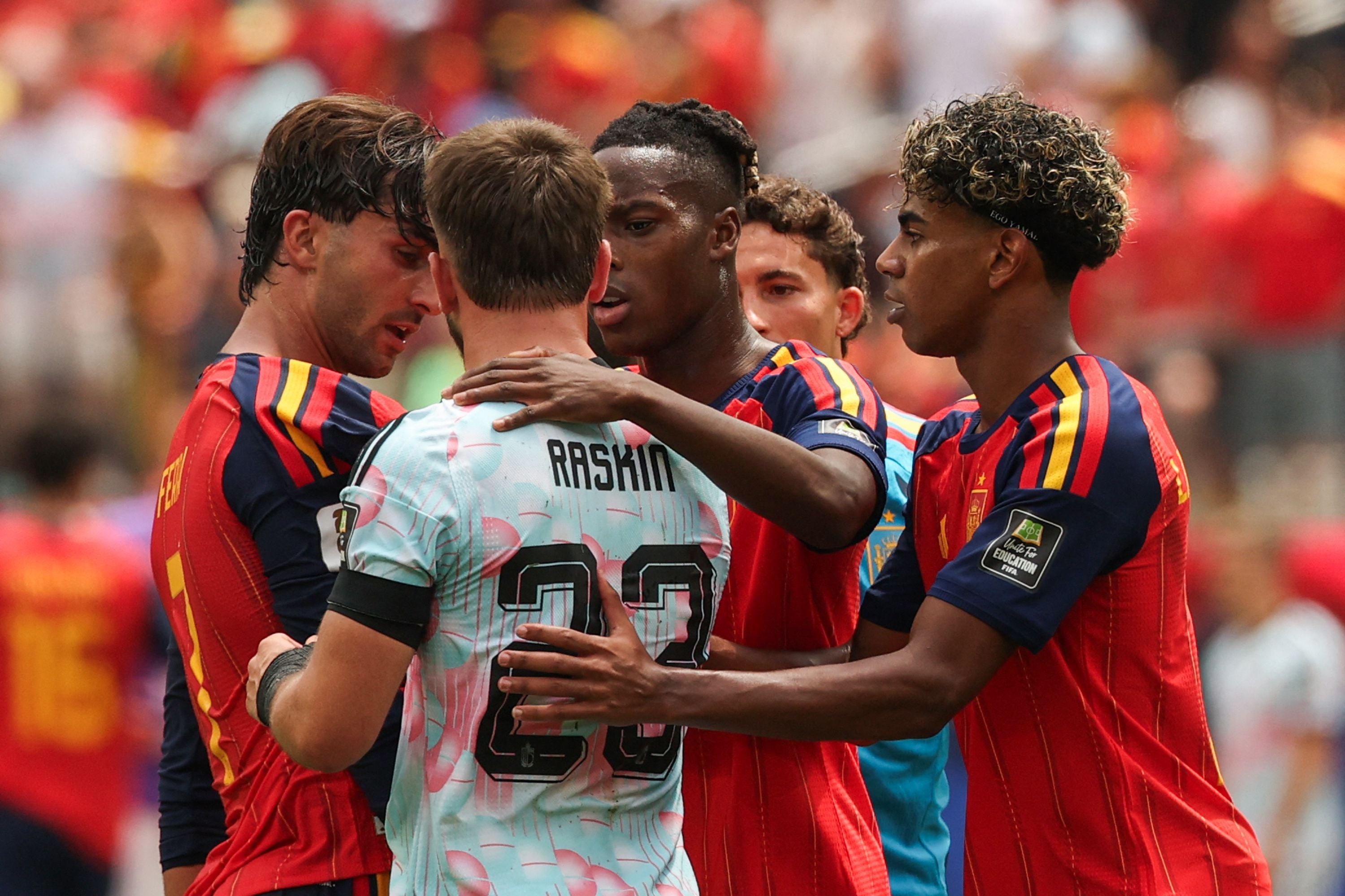 Spanische und belgische Fußballspieler diskutieren nach einem WM-Spiel auf dem Spielfeld.