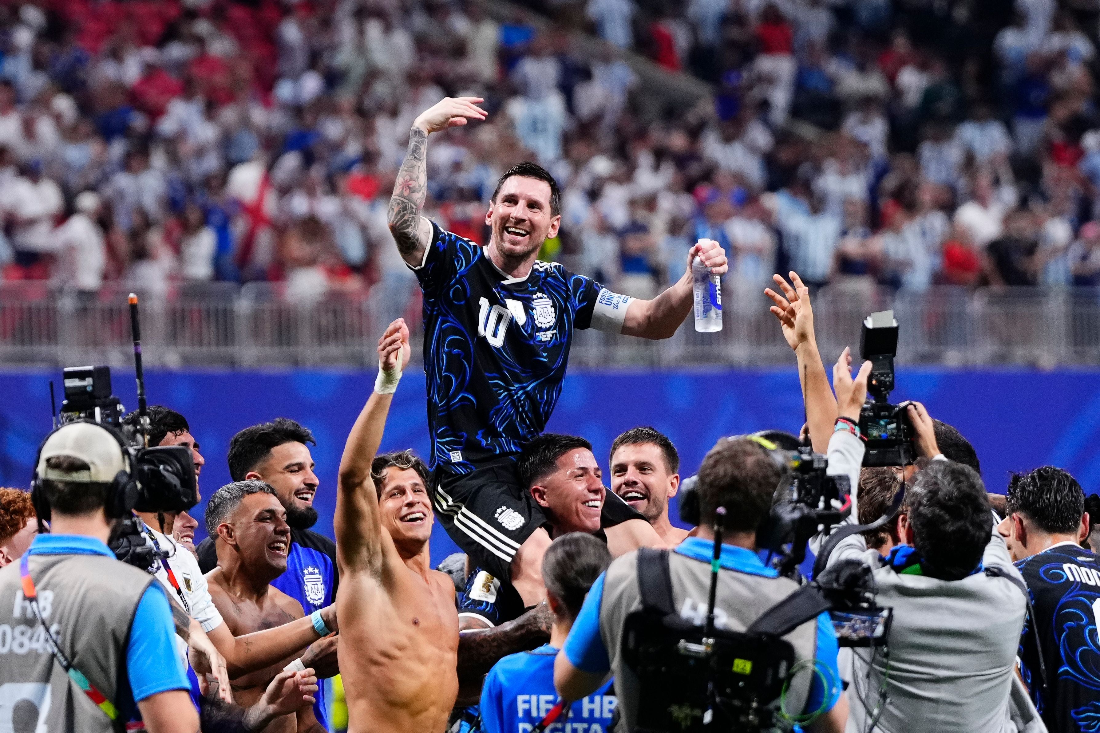 Argentinier feiern Held Messi.