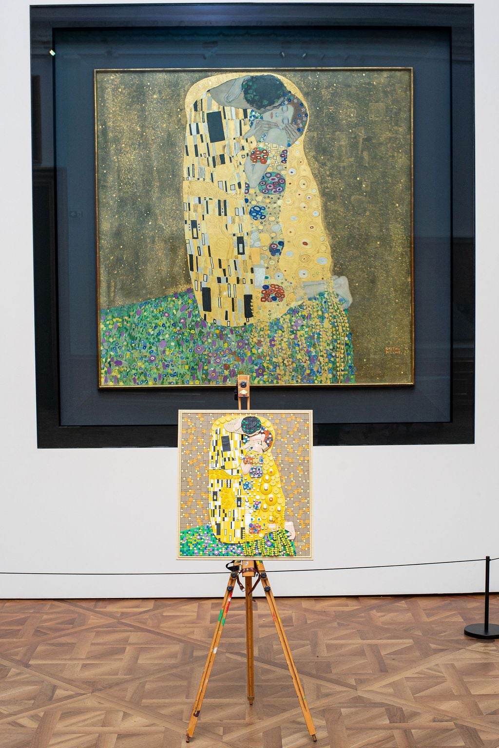 Ein LEGO®-Bild von Klimts "Der Kuss" steht vor dem Originalgemälde im Museum.