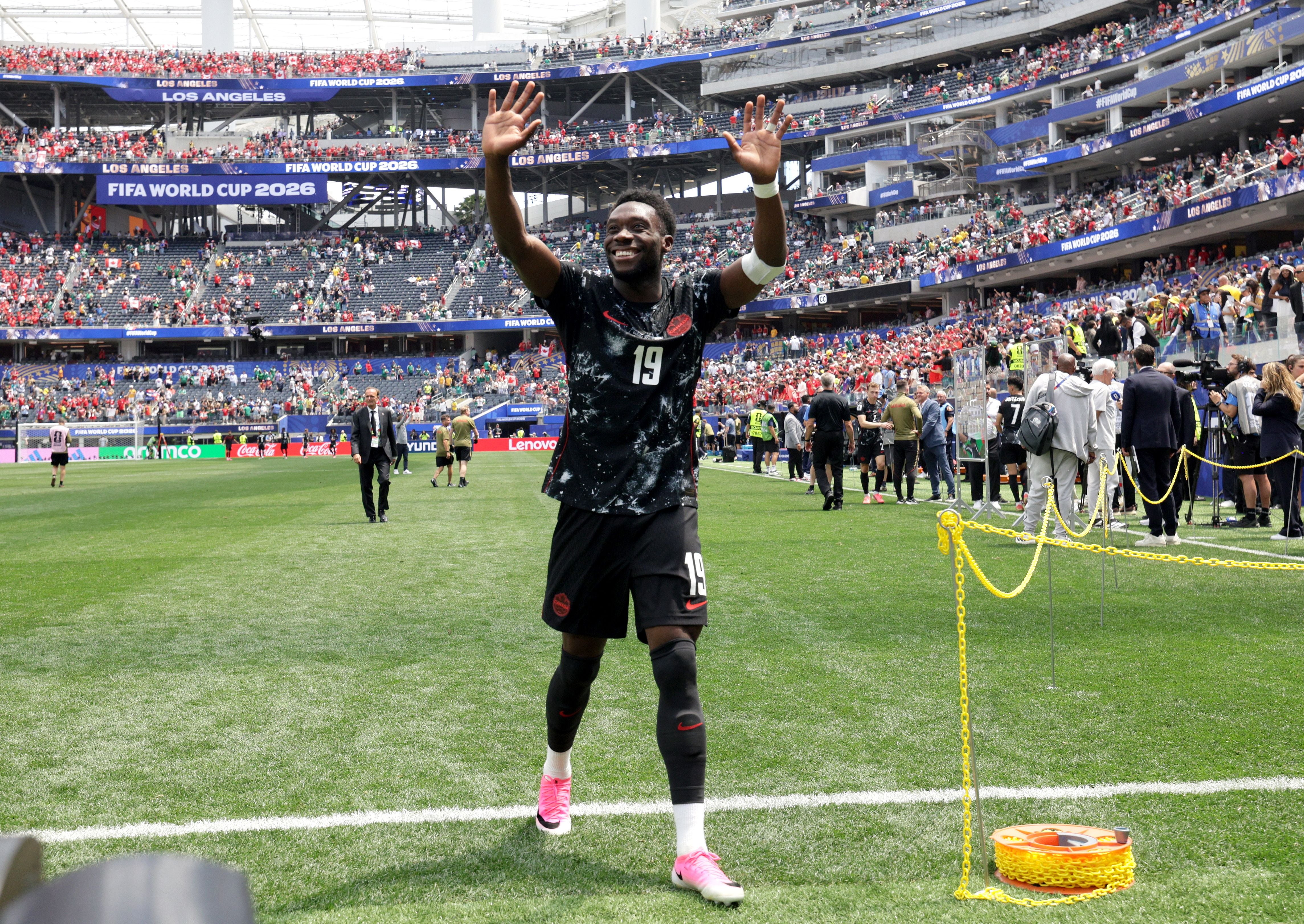 Ein kanadischer Fußballspieler winkt jubelnd nach einem WM-Spiel im Stadion in Los Angeles.
