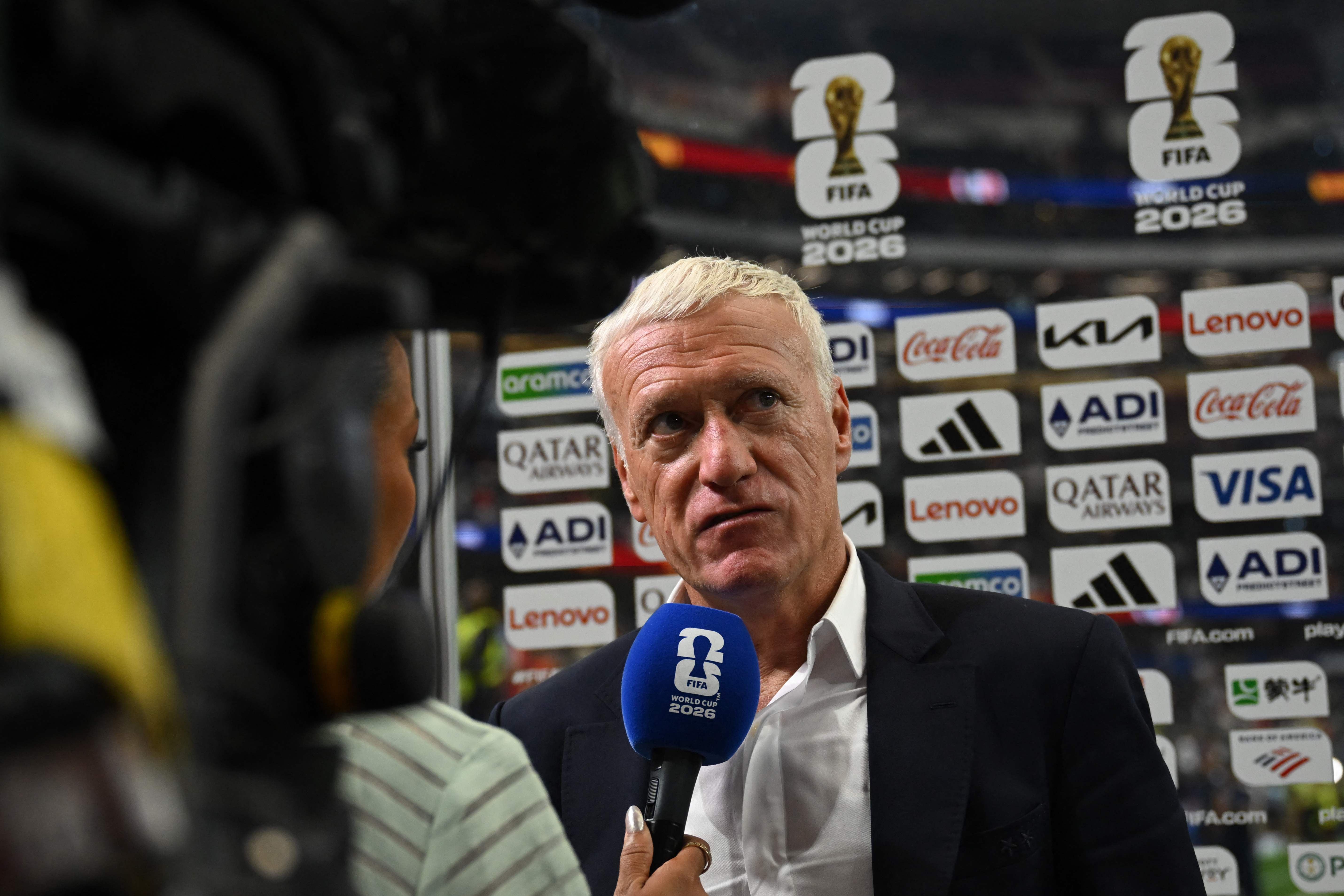 Didier Deschamps gibt nach dem WM-Halbfinale 2026 ein Interview im Stadion von Dallas.