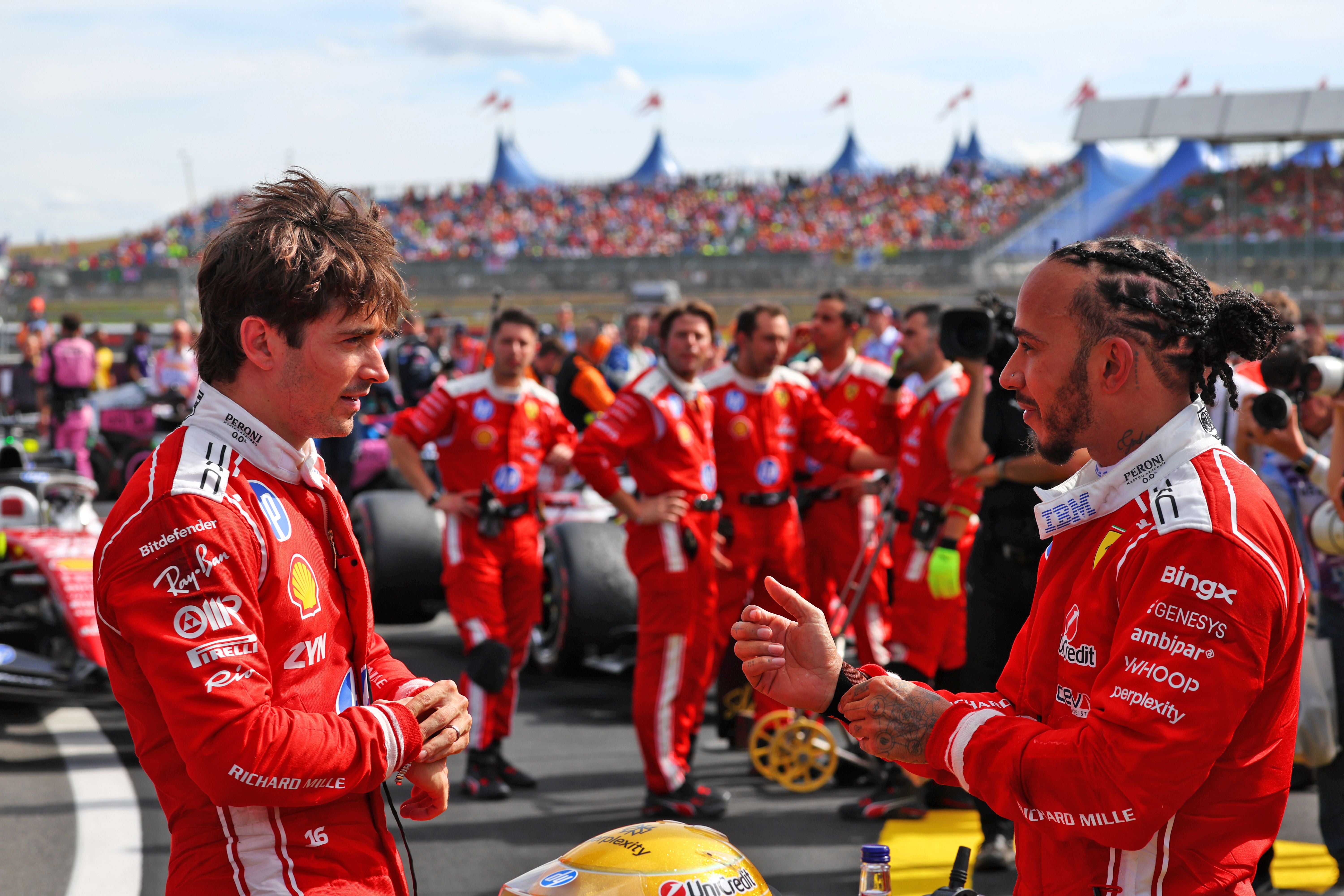 Zwei Ferrari-Fahrer sprechen nach einem Formel-1-Rennen in Silverstone auf der Strecke.