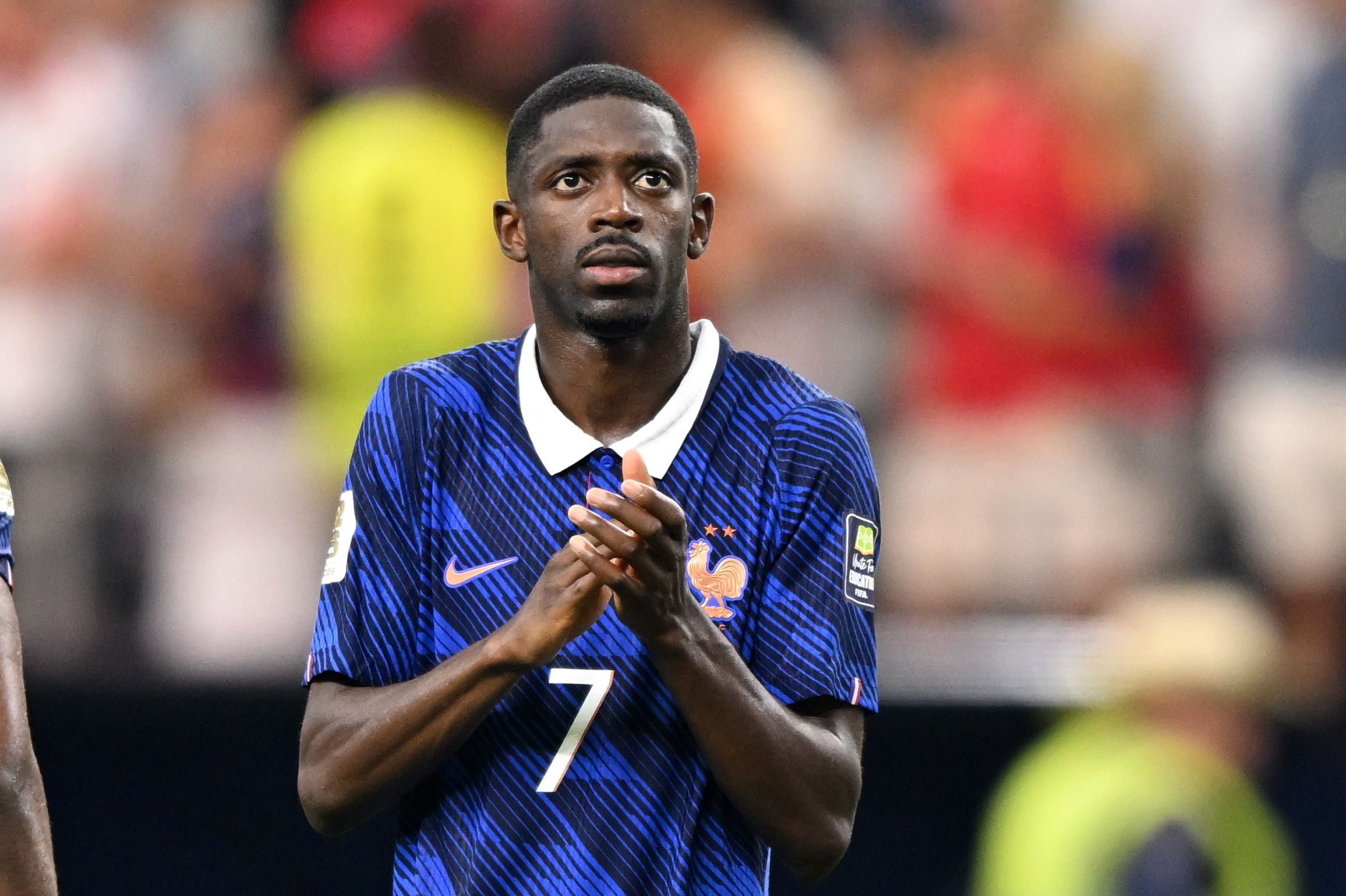 Fußballspieler im blauen Frankreich-Trikot klatscht nach dem Spiel und blickt ernst nach vorn.