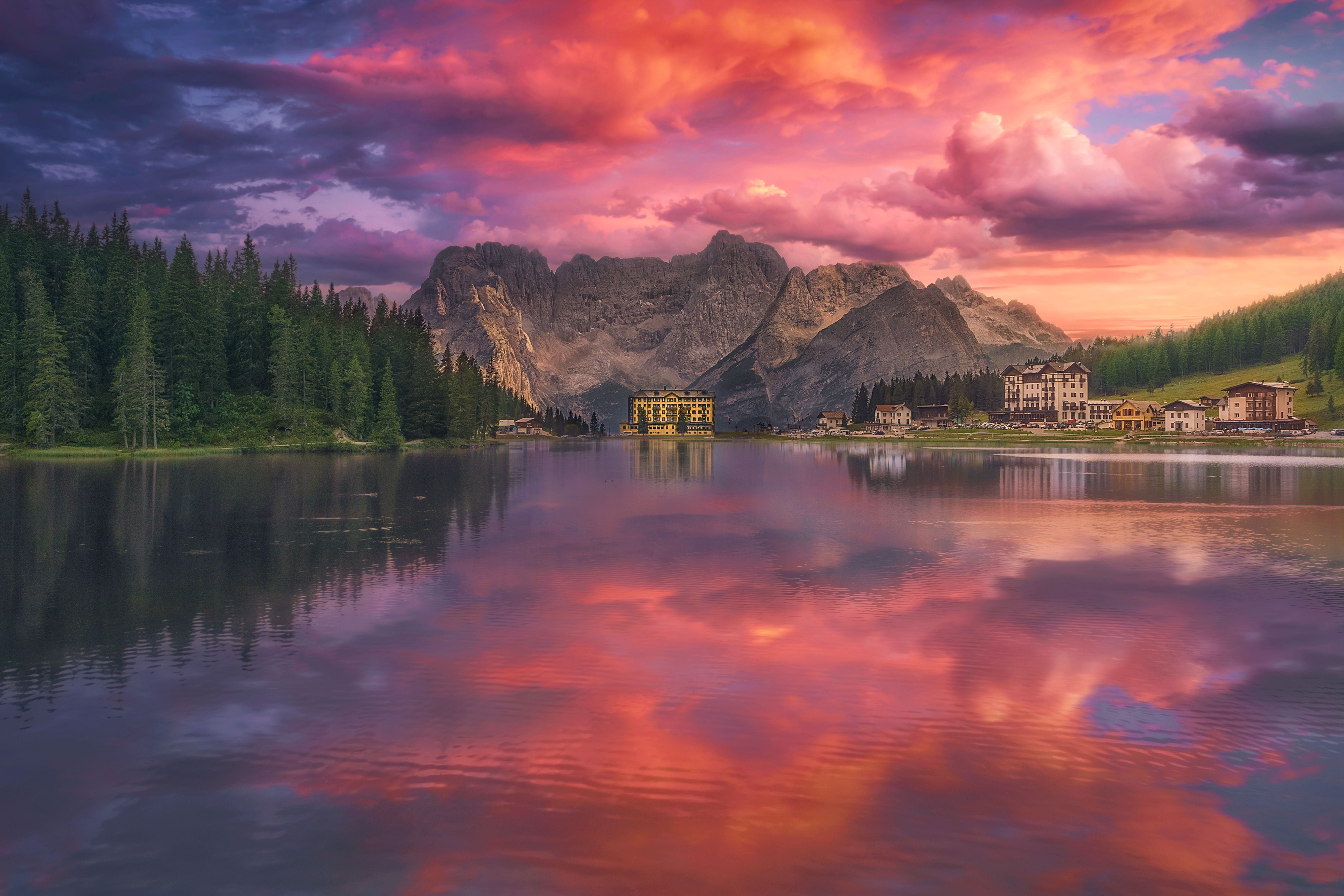 Sonnenuntergang über dem Misurinasee mit farbenfrohem Himmel, Bergen und Hotels im italienischen Dolomiten.