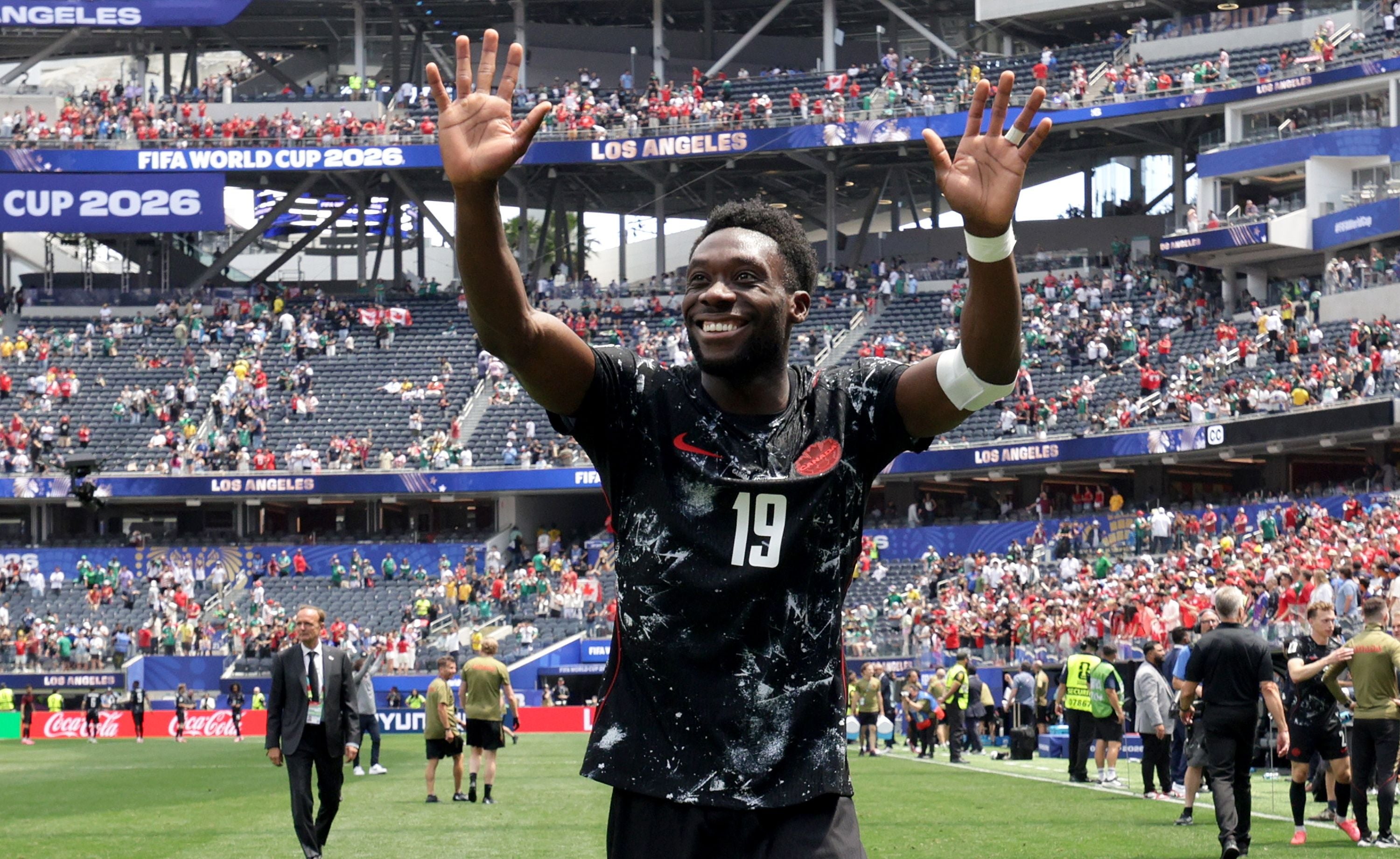 Ein kanadischer Fußballspieler jubelt und winkt nach einem Sieg im Stadion in Los Angeles.
