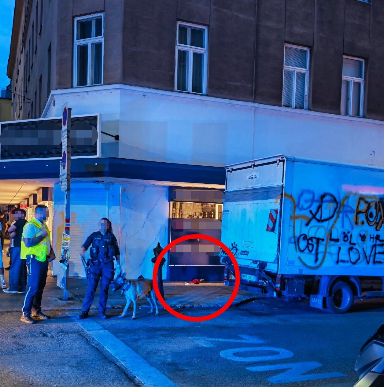 Polizei und Rettung an einem Tatort mit Absperrung und Einsatzhund bei Nacht.