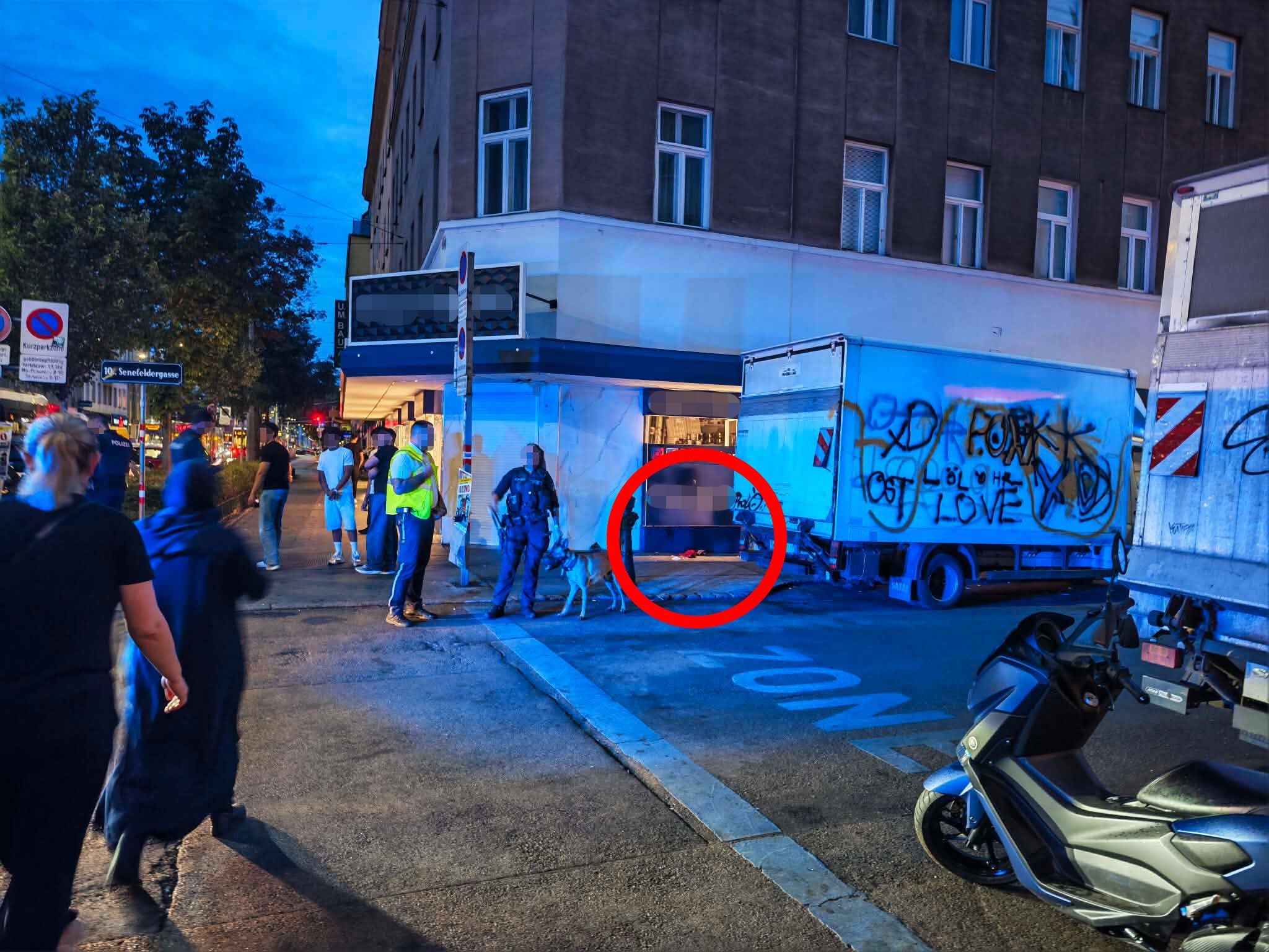 Polizeieinsatz am Abend mit mehreren Personen nach Messerstecherei an einer Straßenecke in Wien.