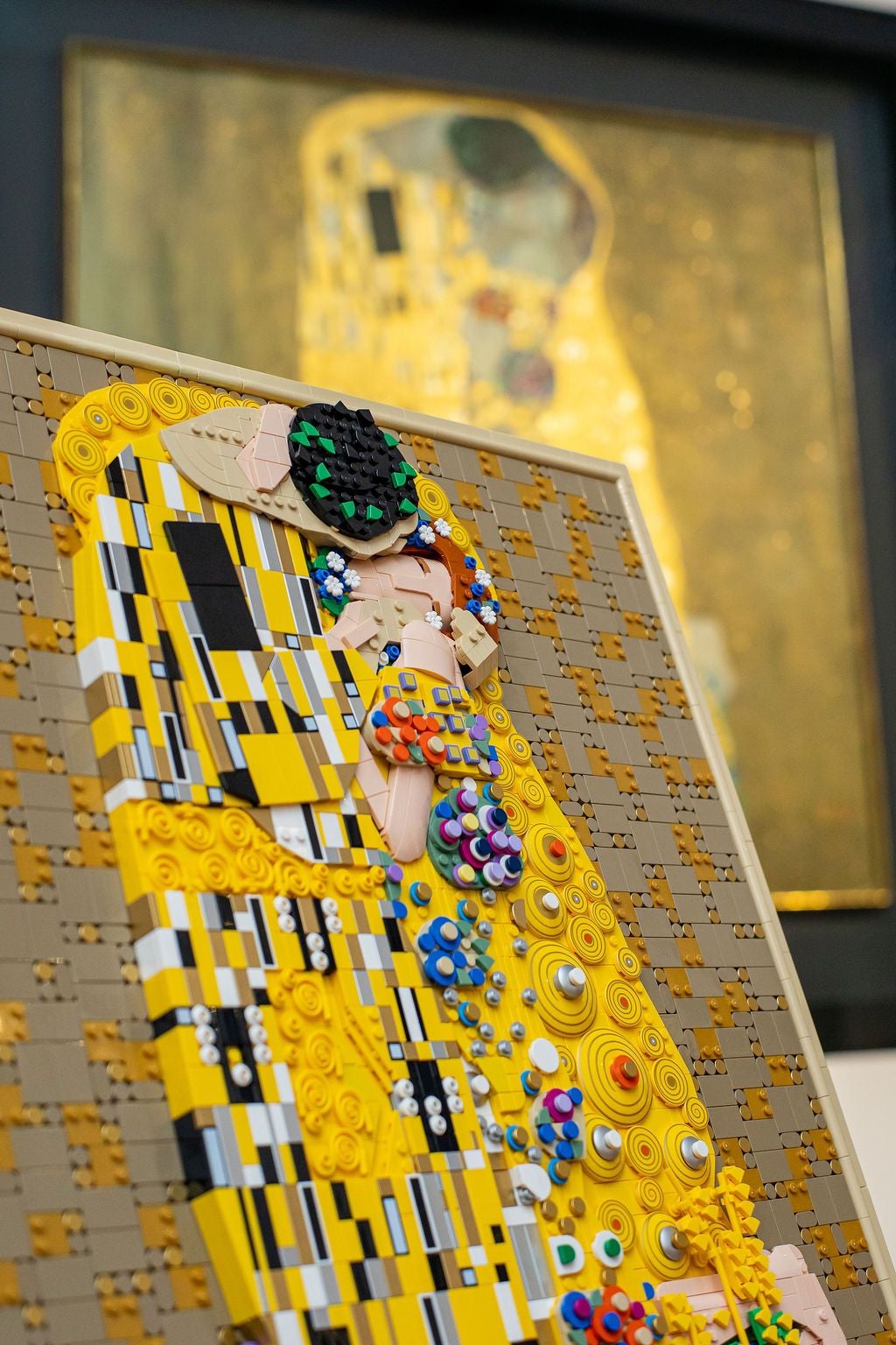 Eine LEGO-Version von Gustav Klimts „Der Kuss“ vor dem Originalgemälde.