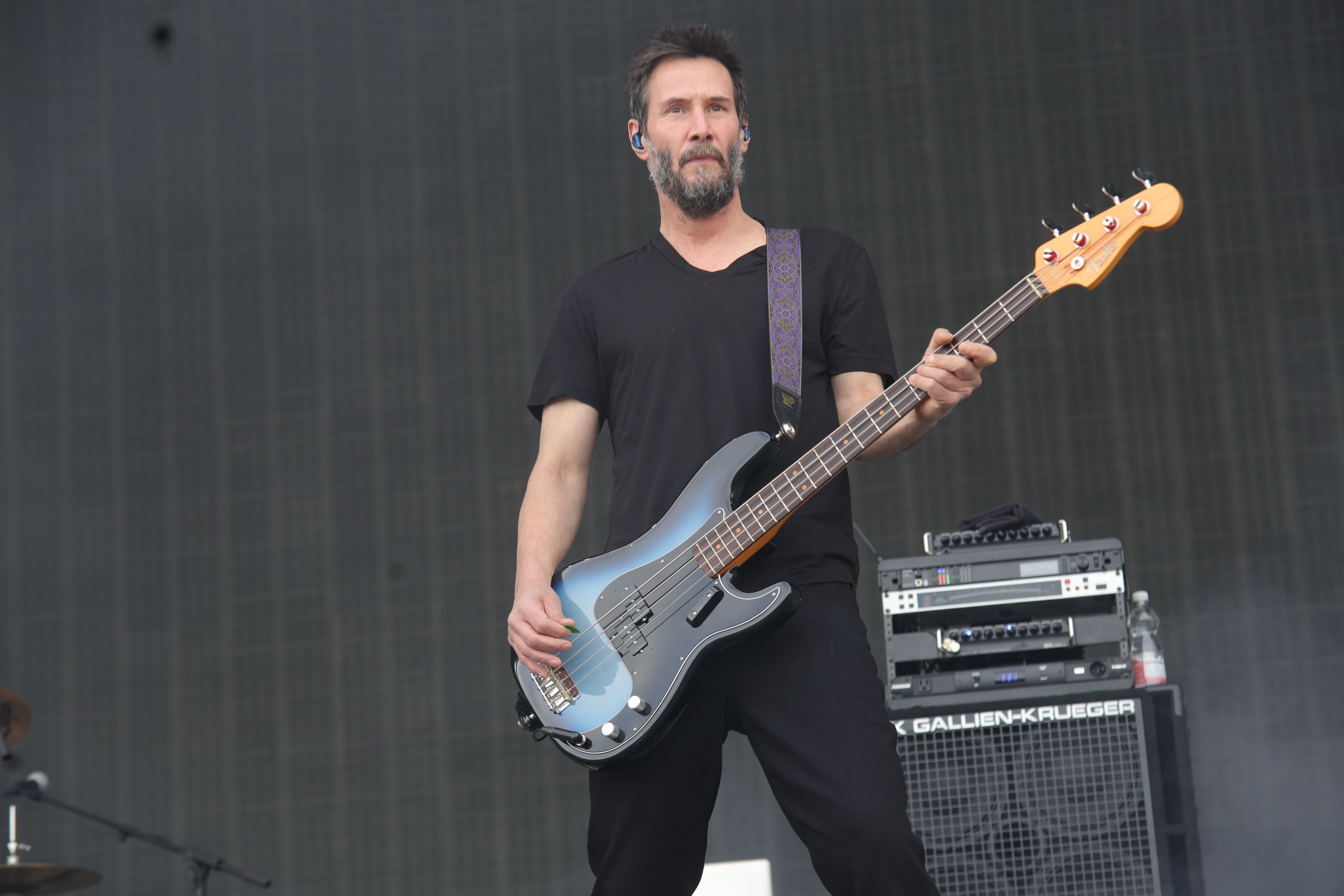 Ein Musiker spielt Bassgitarre auf einer Konzertbühne beim Nova Rock Festival.
