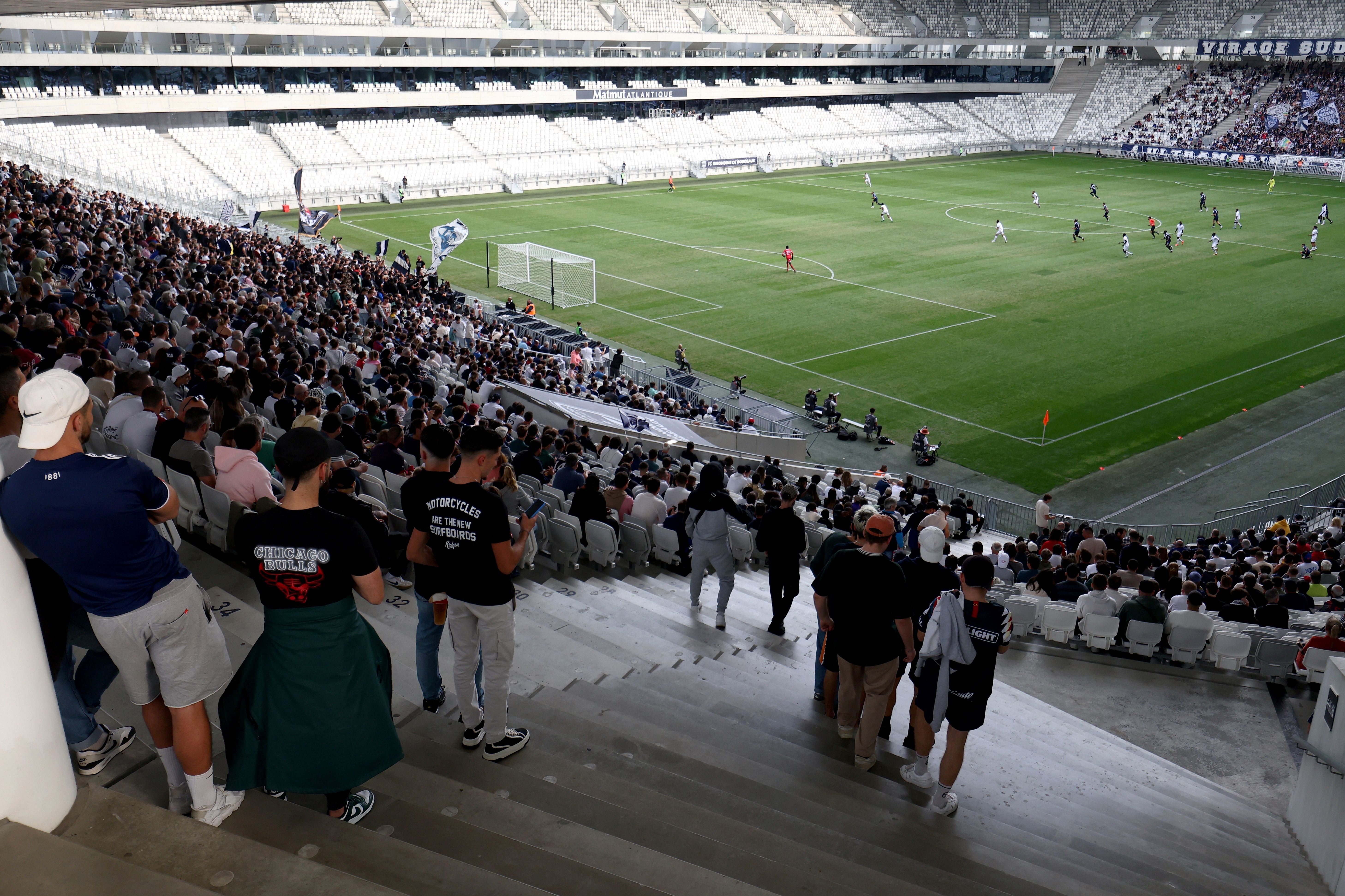 Zuschauer verfolgen ein Fußballspiel im Matmut Atlantique Stadion in Bordeaux.