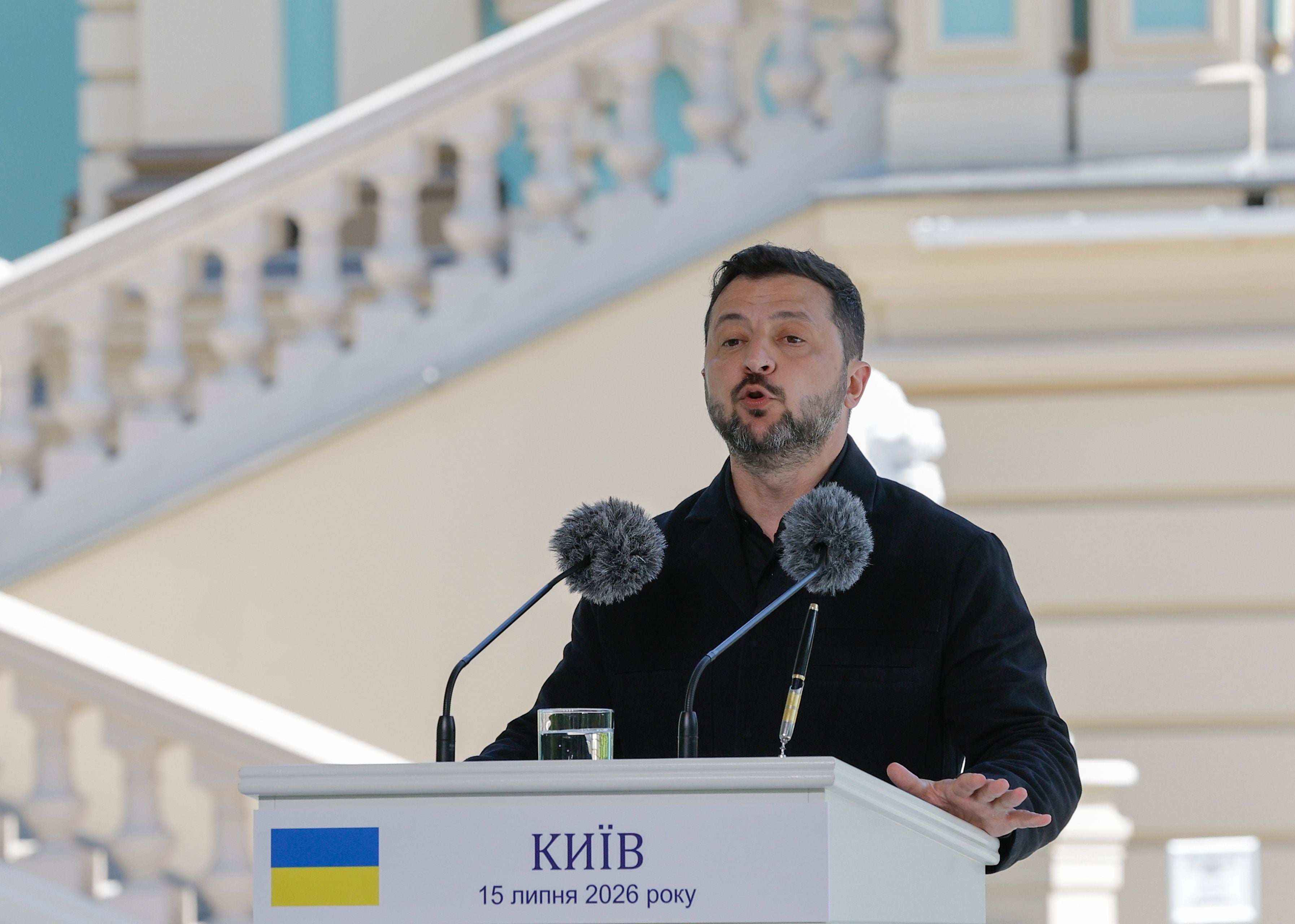 Ein Mann spricht bei einer Pressekonferenz am Rednerpult mit zwei Mikrofonen in Kiew.