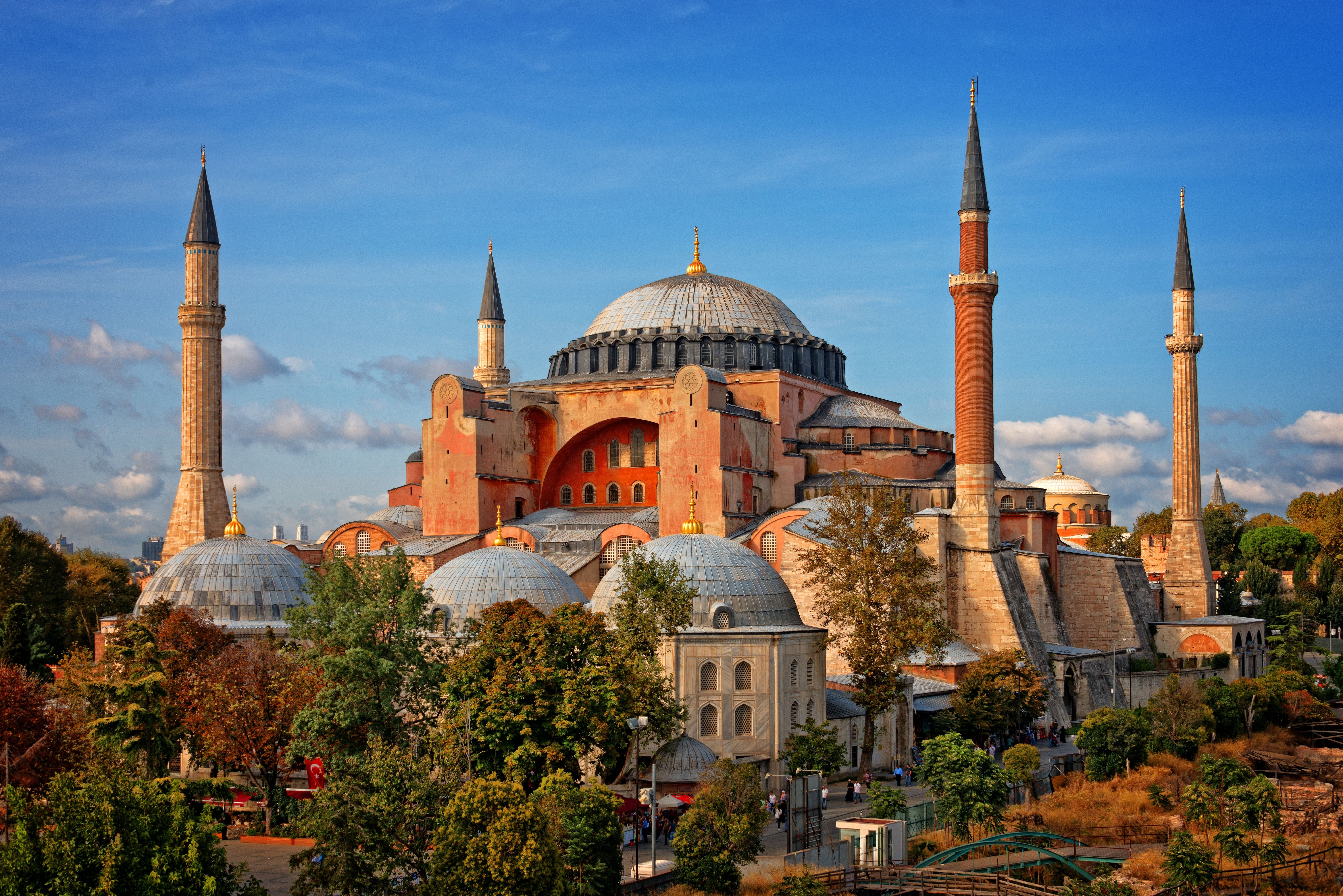 Die Hagia Sophia in Istanbul mit ihren markanten Kuppeln und vier Minaretten bei Tageslicht.