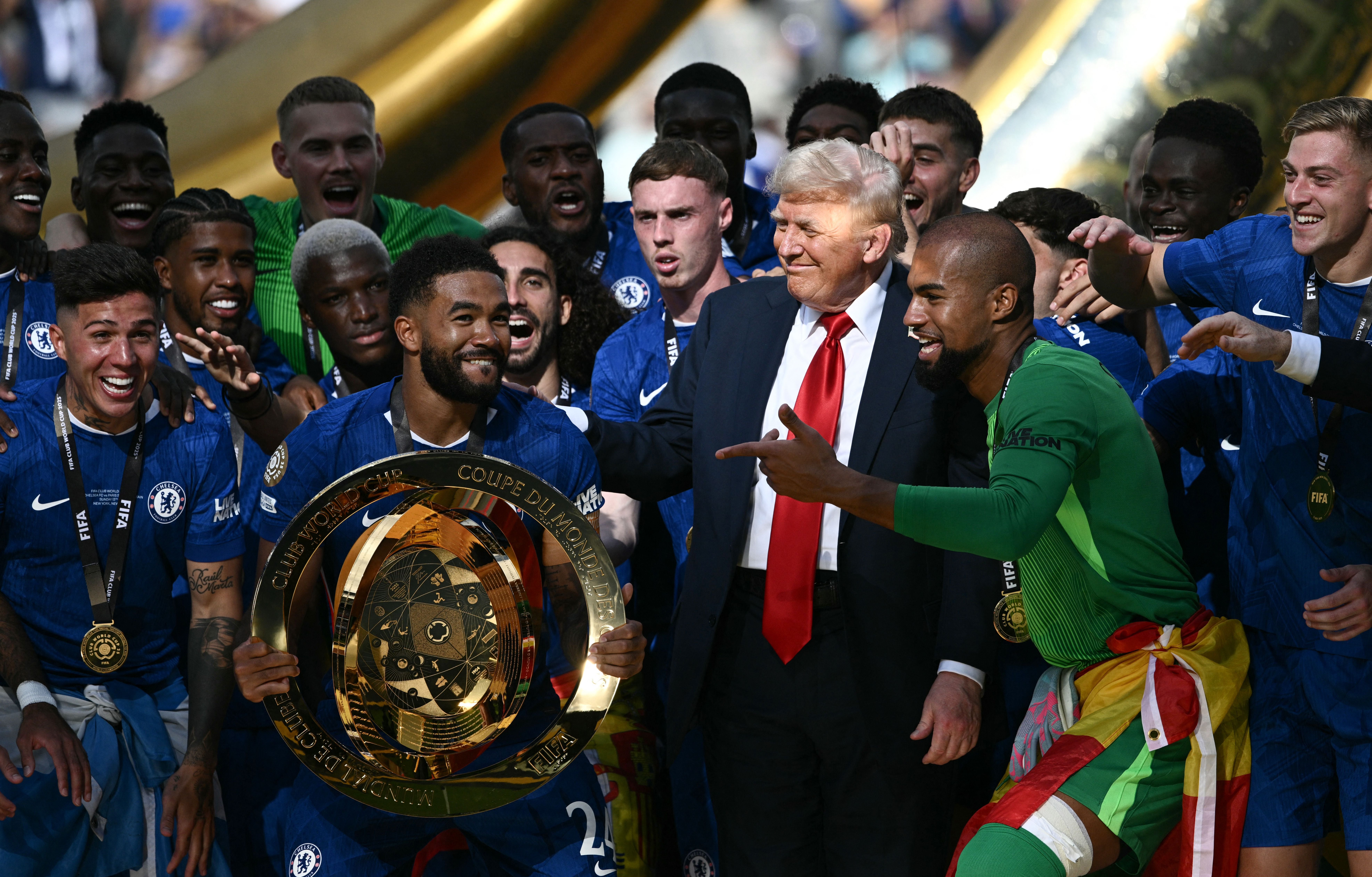 Chelsea-Spieler feiern mit Donald Trump und dem Pokal nach dem Gewinn der FIFA Klub-WM 2025.