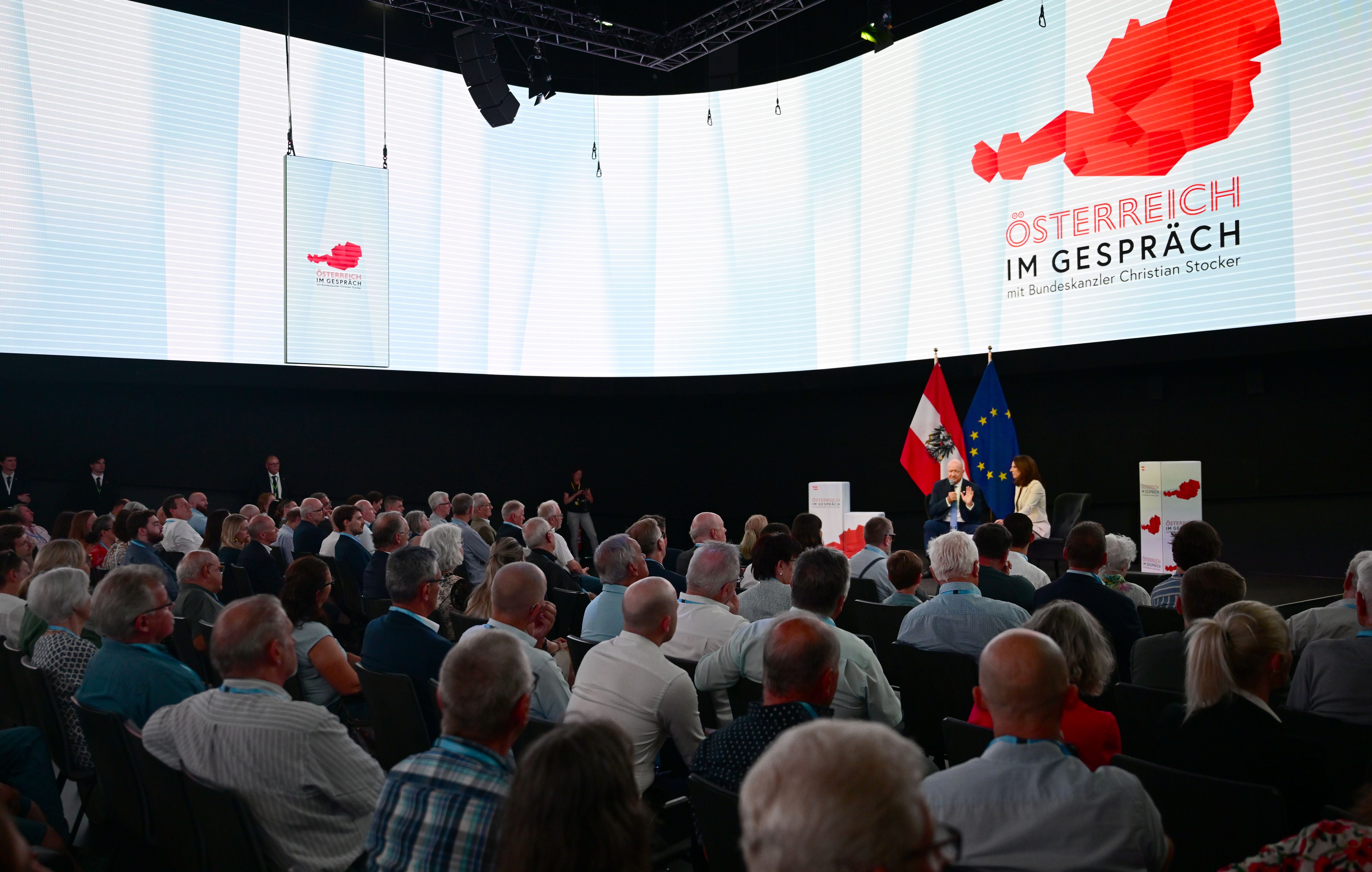 Bundeskanzler spricht bei der Veranstaltung "Österreich im Gespräch" vor großem Publikum.