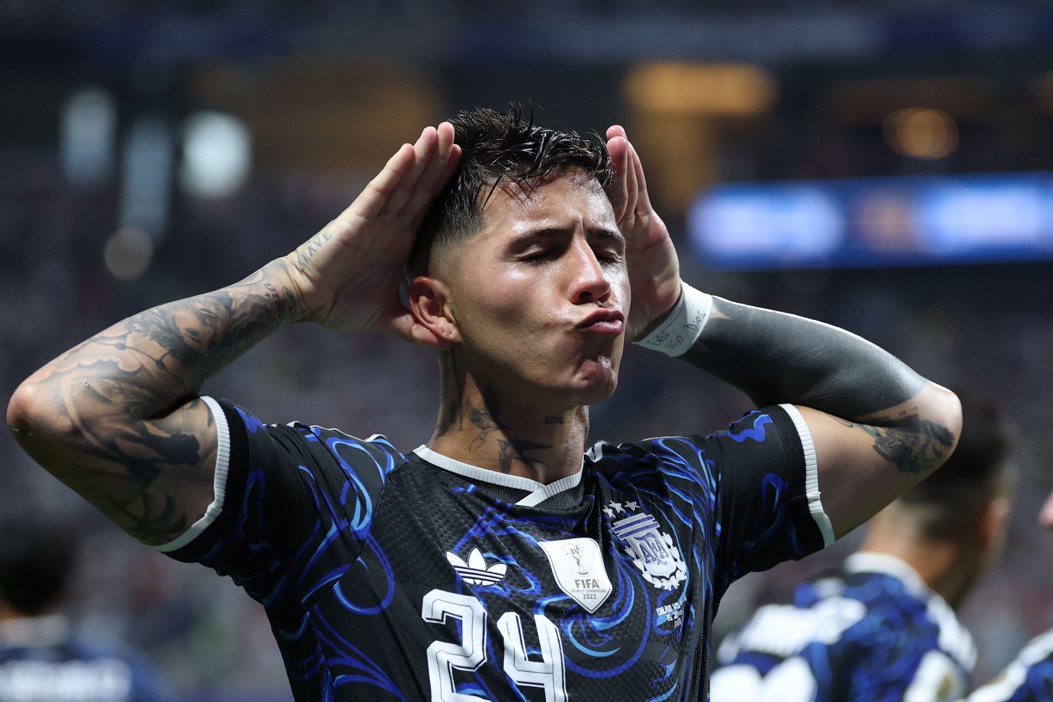 Ein argentinischer Fußballspieler feiert ein Tor mit einer jubelnden Geste im Stadion.