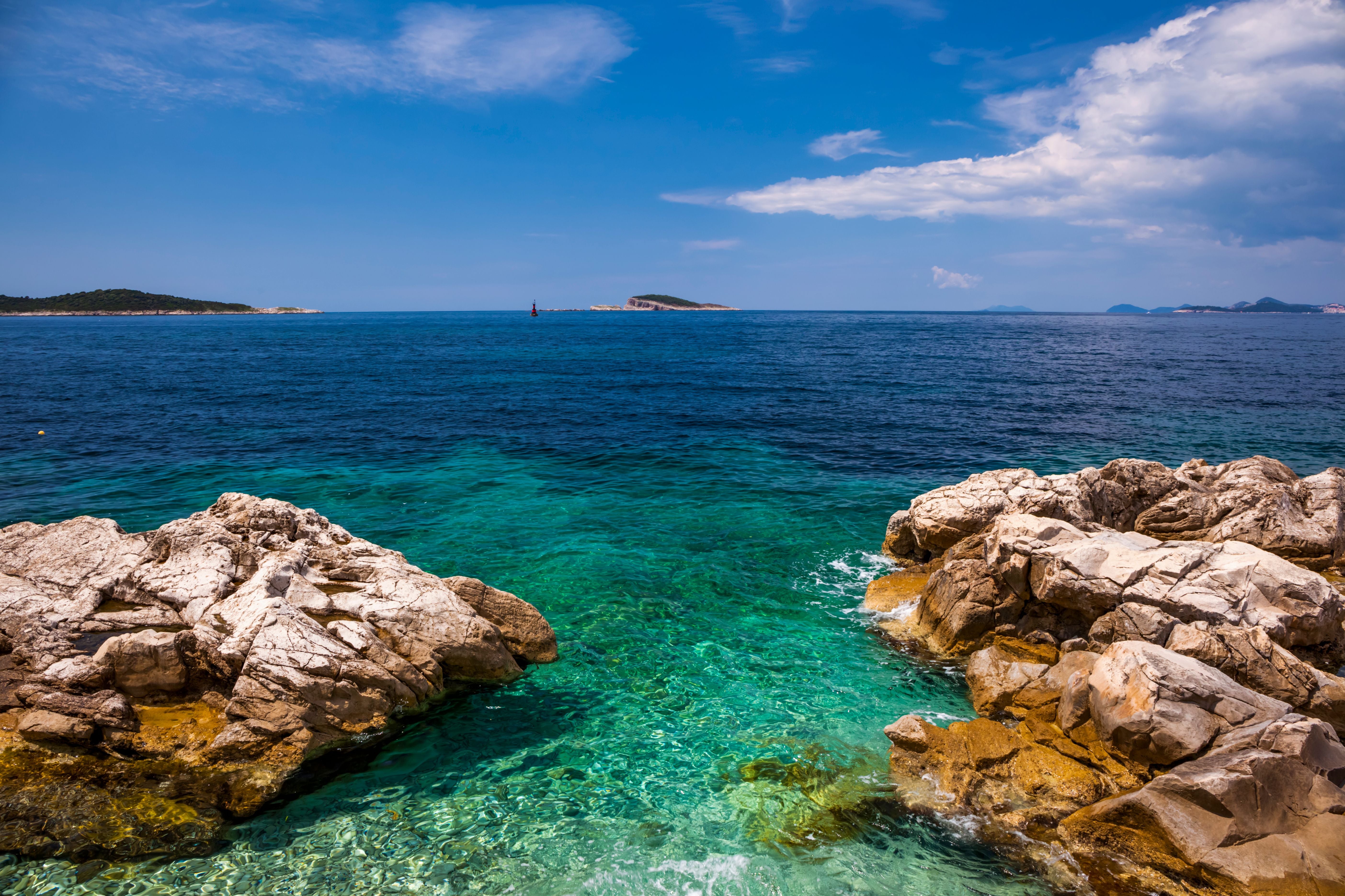 Klares türkisblaues Wasser und Felsen an der Adria bei Cavtat, Süd-Dalmatien, Kroatien.