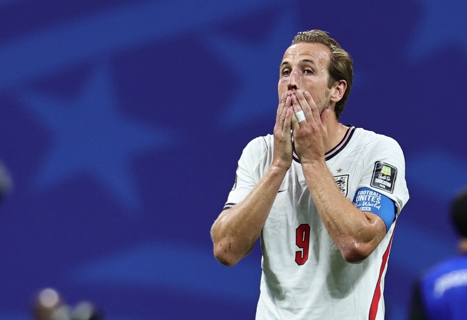 Ein englischer Fußballspieler mit Trikotnummer 9 hält enttäuscht die Hände vors Gesicht.