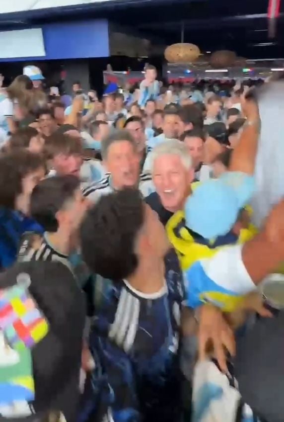 Schweinsteiger mitten drin bei den Argentiniern.