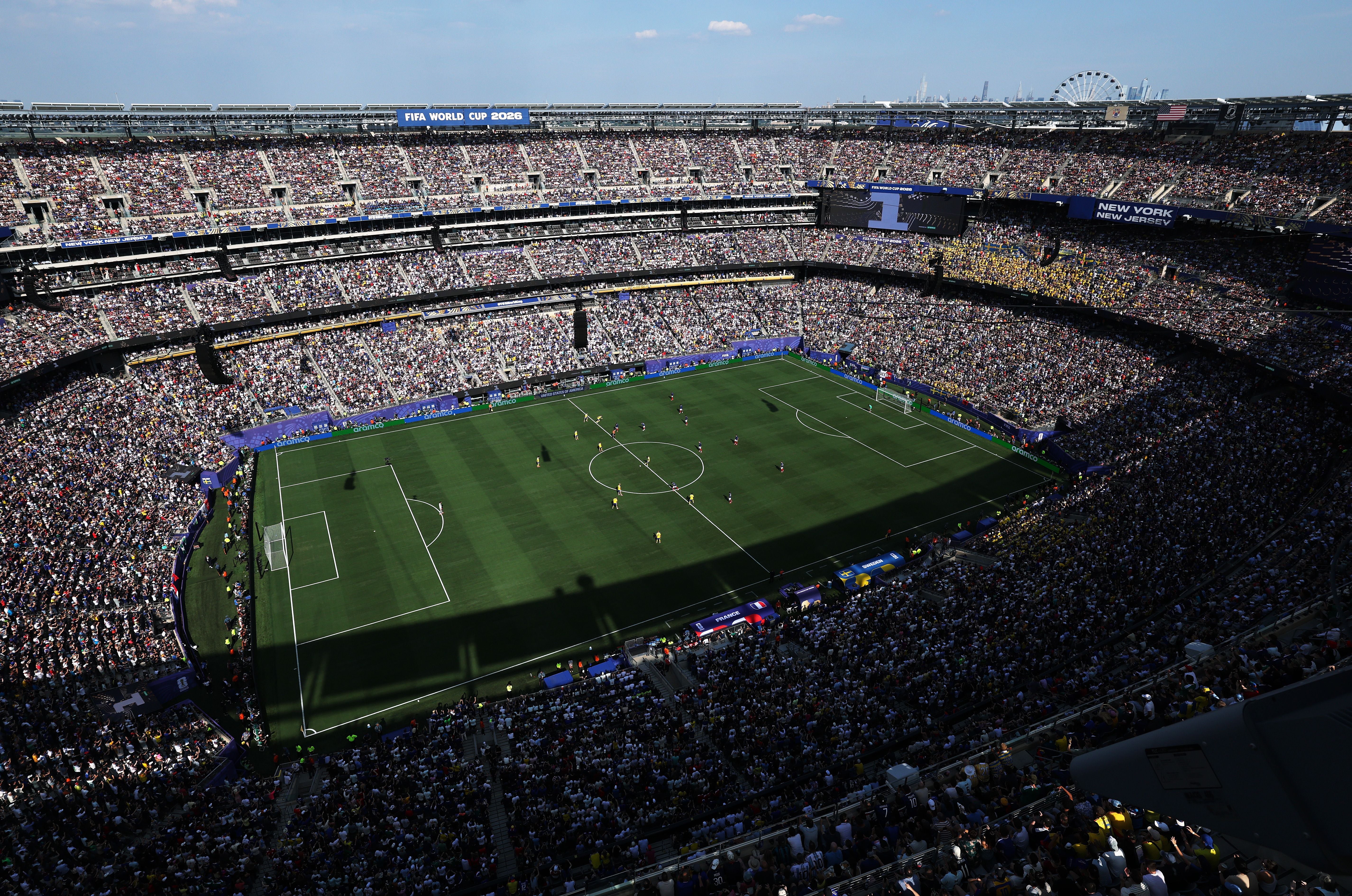 Volles Fußballstadion während eines WM-Spiels zwischen Frankreich und Schweden 2026.