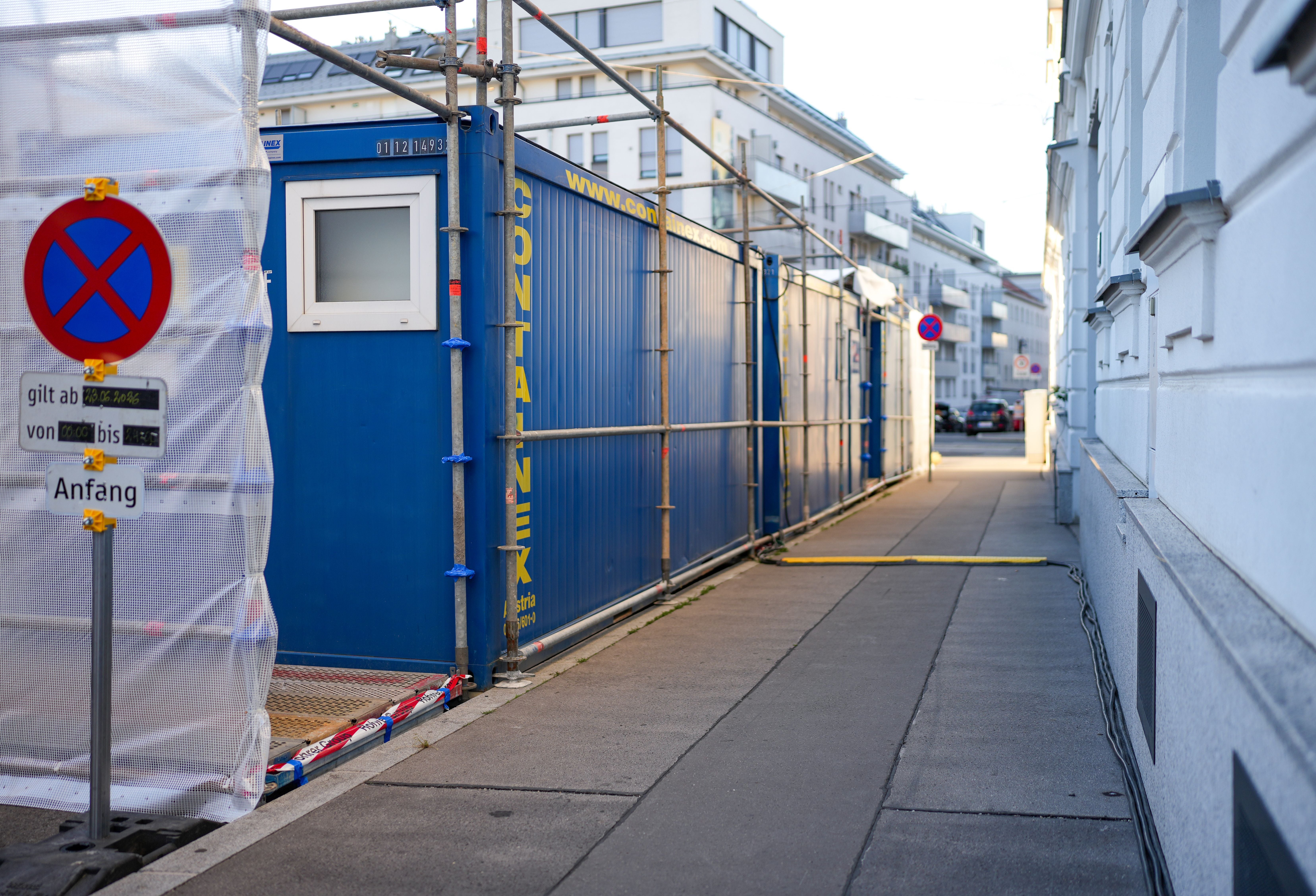 Blaue mobile Duschcontainer stehen an einer Baustelle in der Lorenz-Mandl-Gasse in Wien.