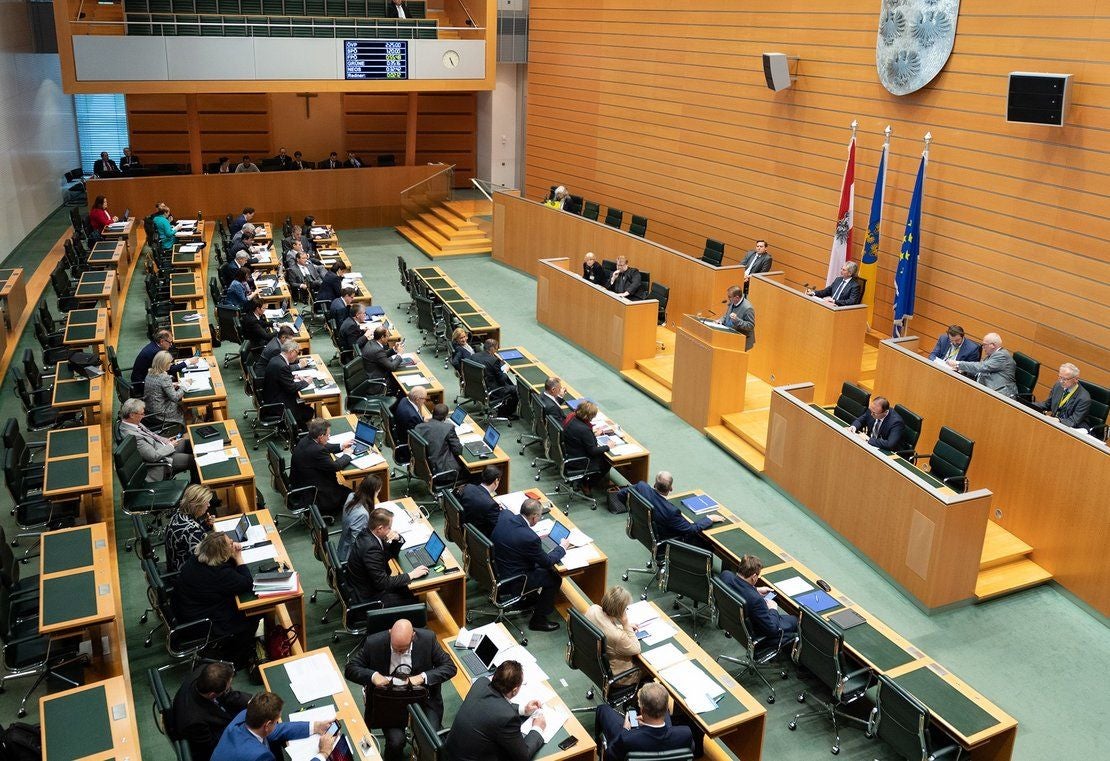 Blick in den Sitzungssaal des Landtags in Niederösterreich mit anwesenden Abgeordneten.