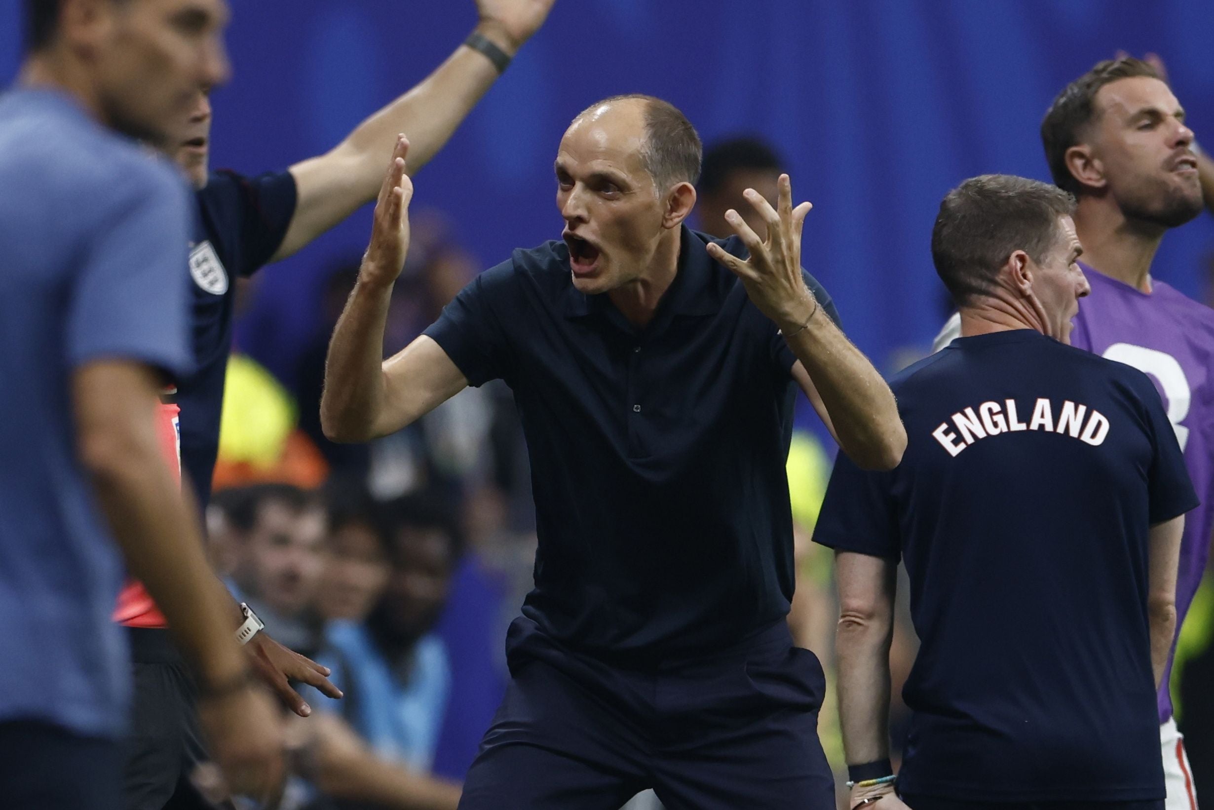 Trainer Thomas Tuchel gestikuliert energisch am Spielfeldrand während eines Fußballspiels.