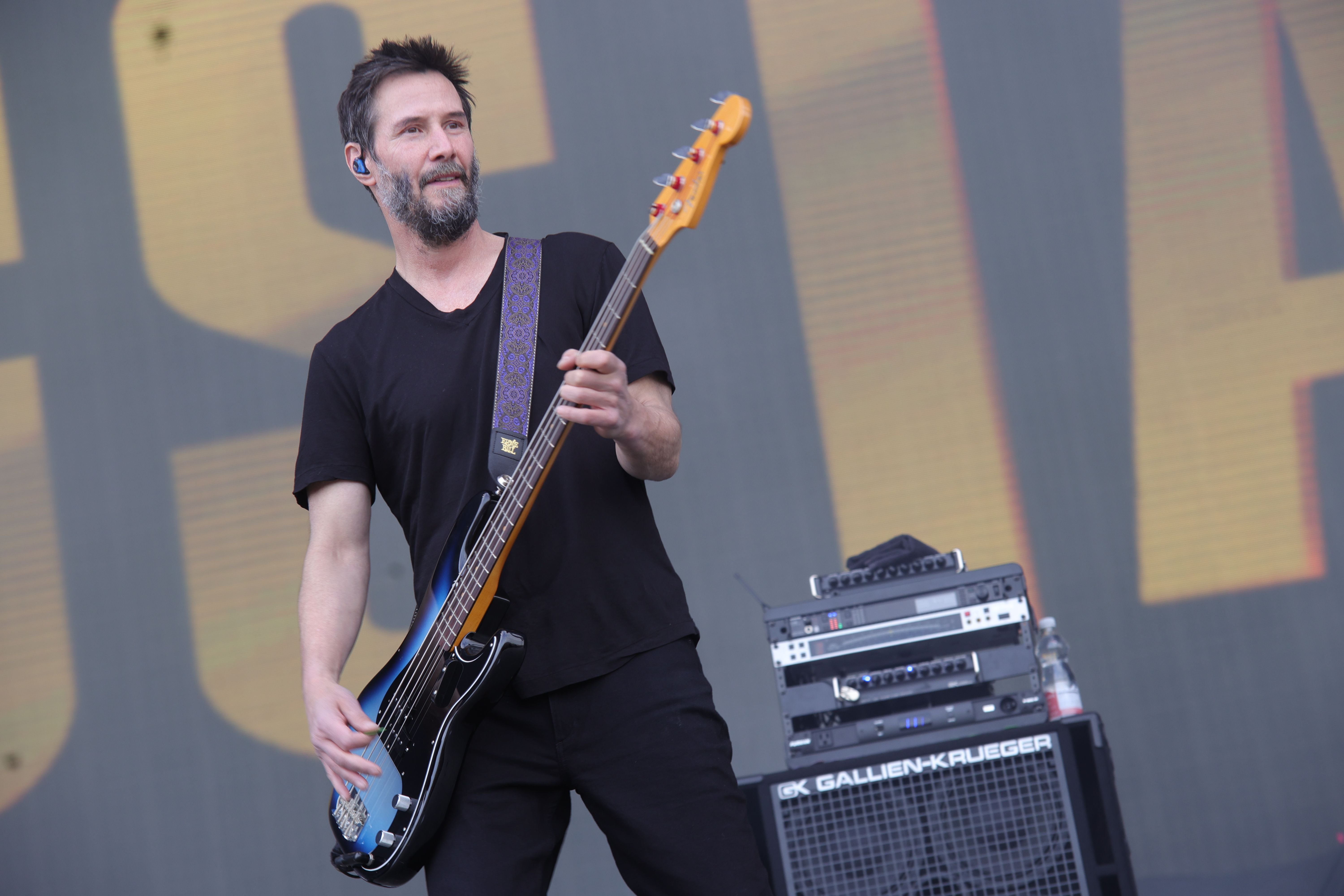 Ein Musiker spielt Bassgitarre auf einer Bühne beim Nova Rock Festival.