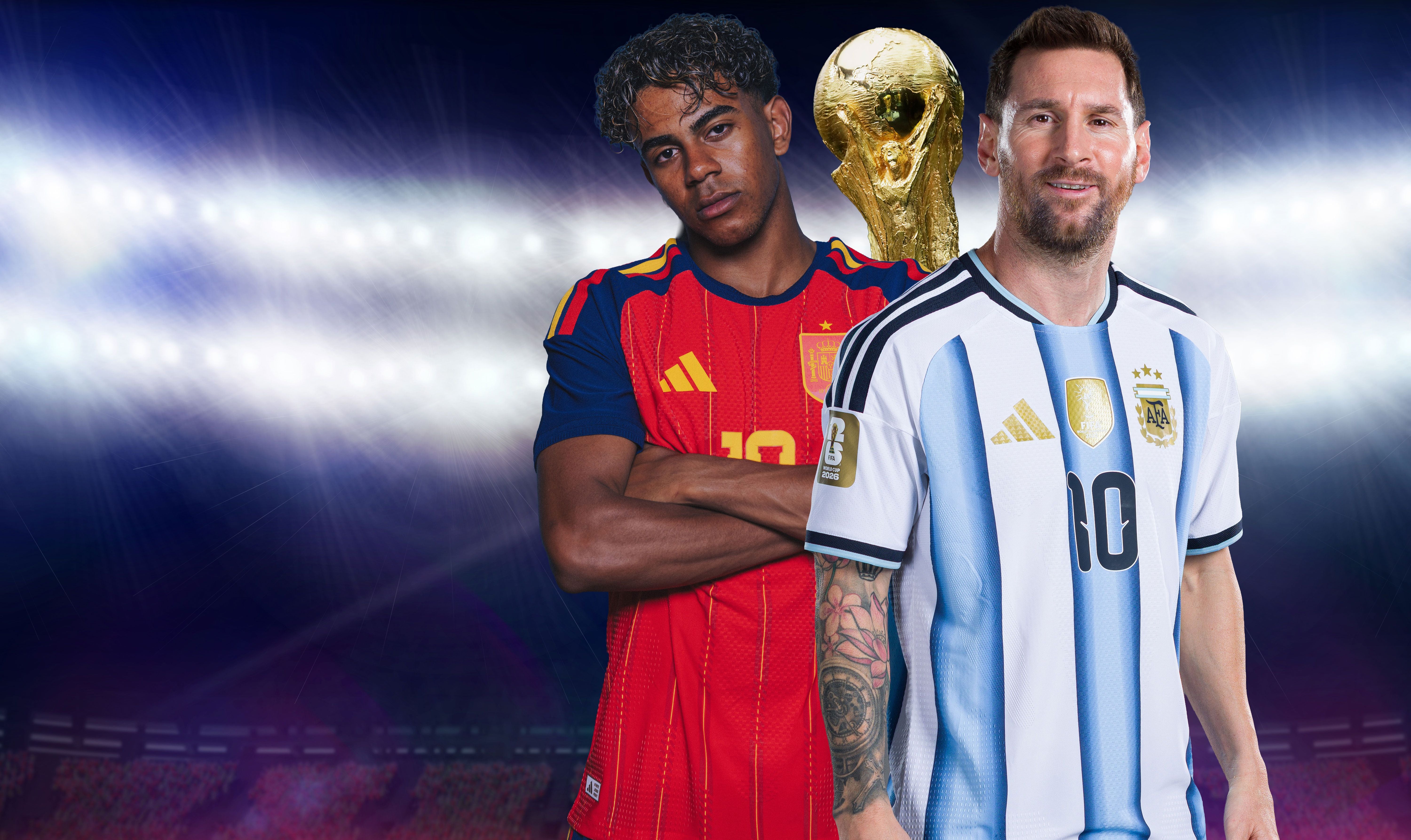 Zwei Fußballspieler aus Spanien und Argentinien vor einem Stadion und dem WM-Pokal.