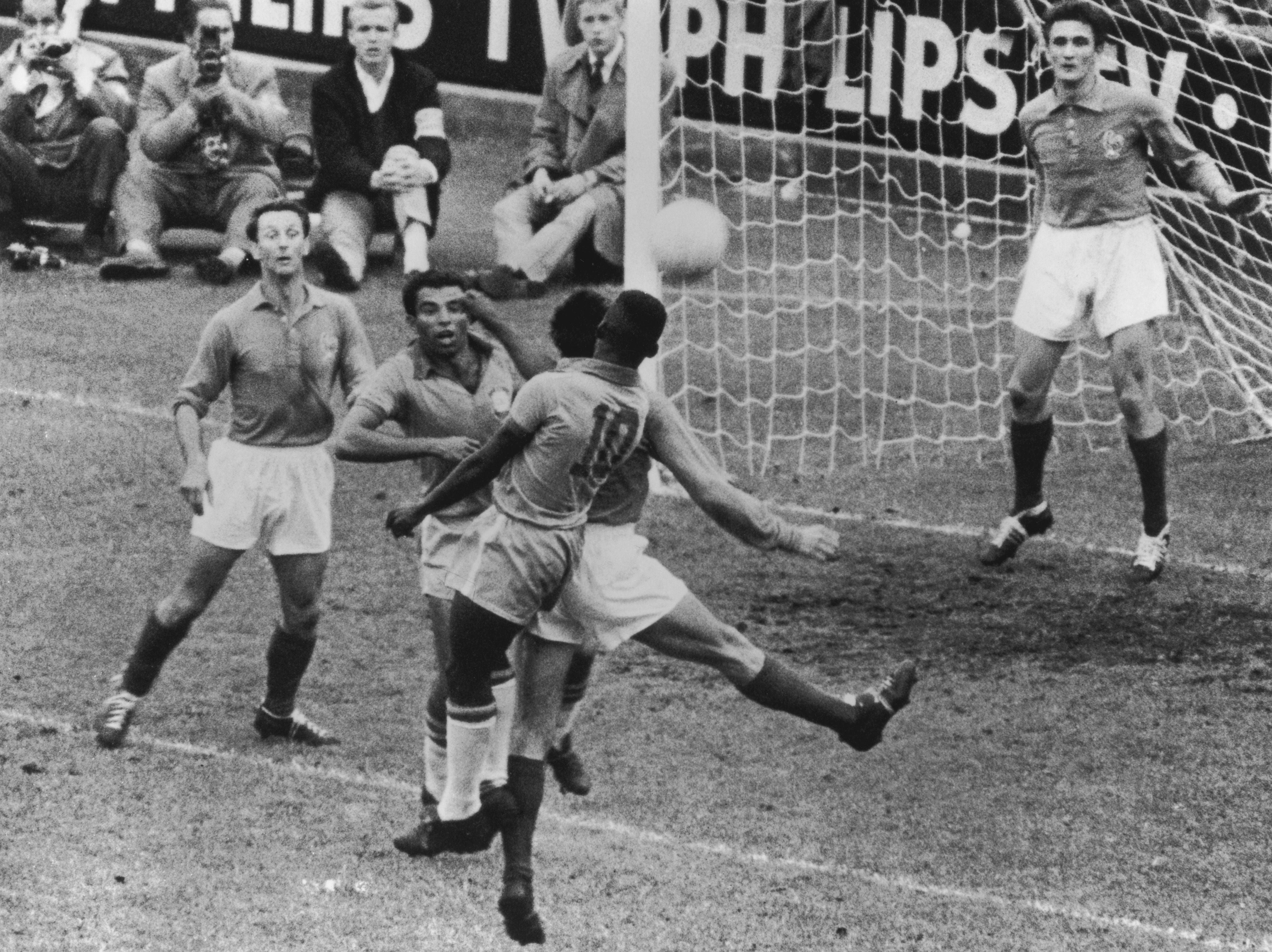 Schwarzweißfoto: Brasilianische Spieler greifen vor dem französischen Tor im WM-Halbfinale 1958 an.