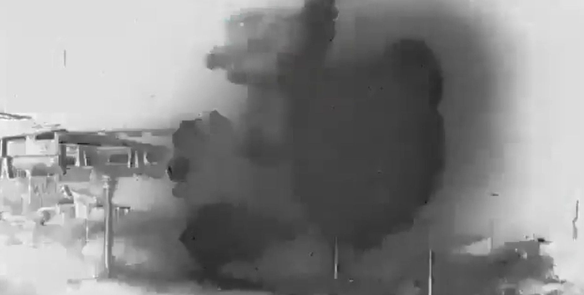 Schwarz-weiß Bild zeigt große Rauchwolke nach Angriff auf Überwachungsturm im Hafen Chah Bahar.