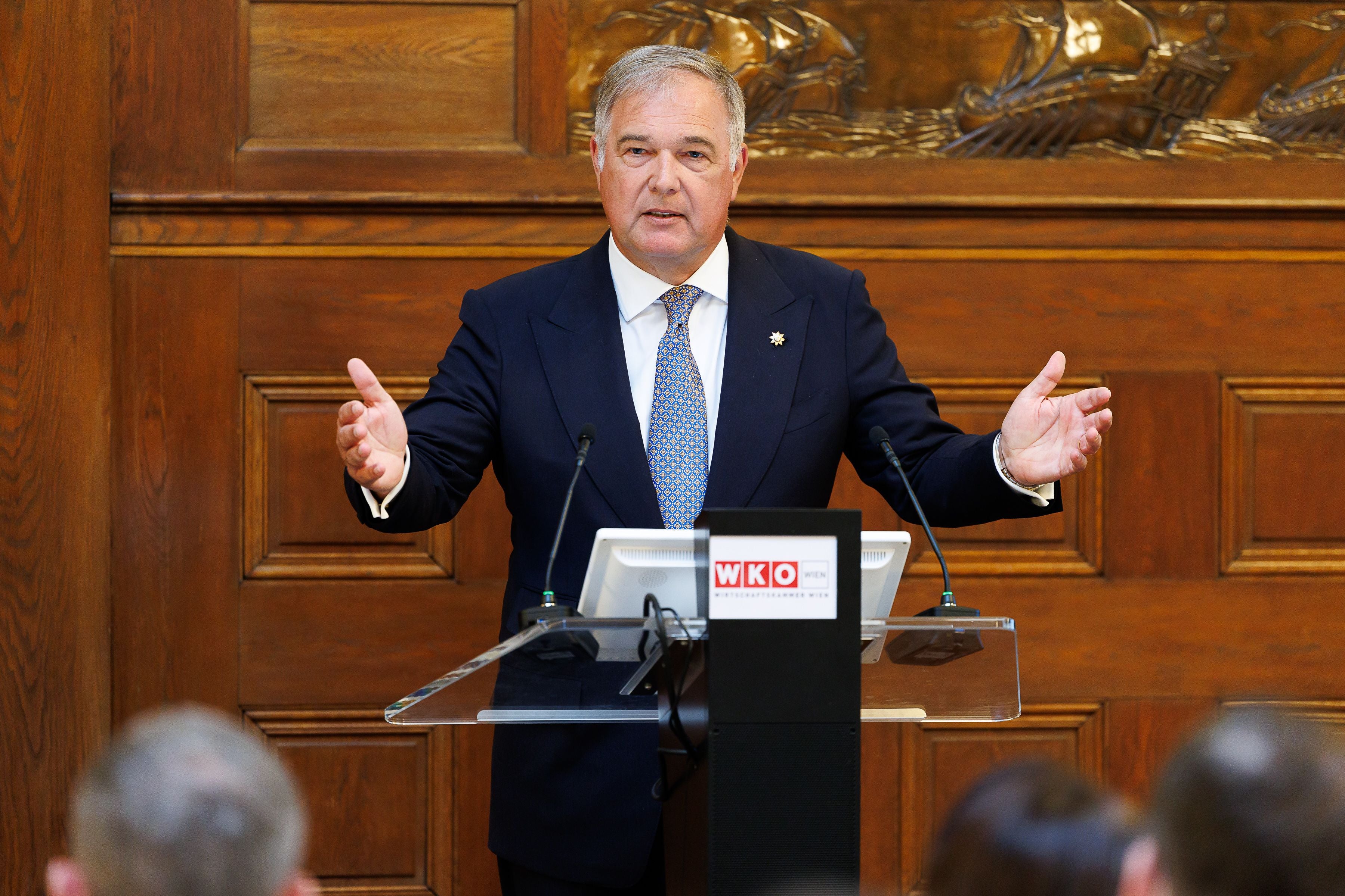 Ein Mann im Anzug spricht am Rednerpult vor Publikum beim Wirtschaftsparlament der WKO.