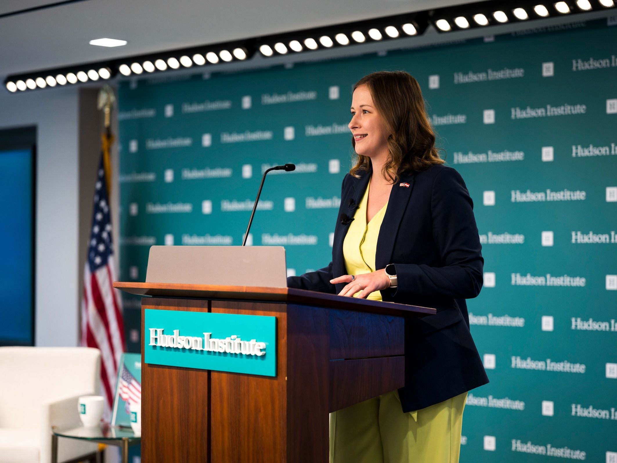 Frau hält eine Rede am Rednerpult im Hudson Institute, US-Flagge im Hintergrund.