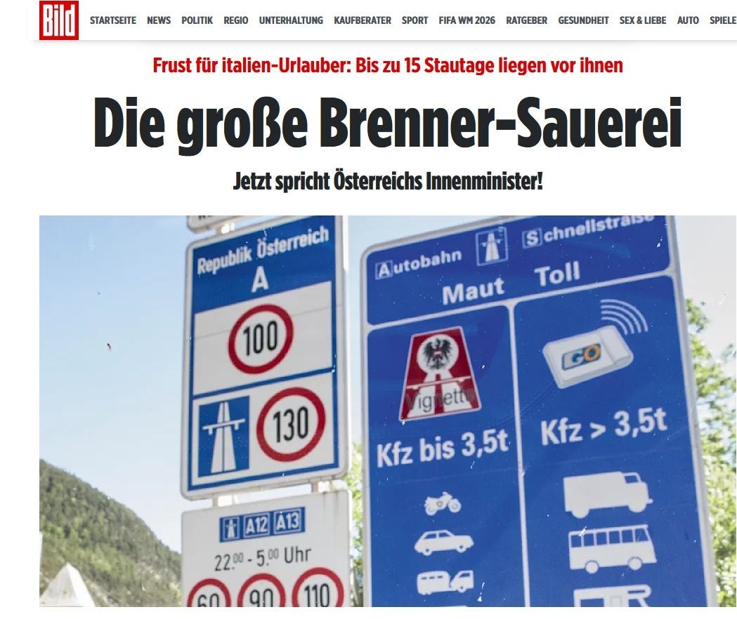 Zwei Verkehrsschilder an der Grenze zu Österreich mit Tempolimits und Mautinformationen.