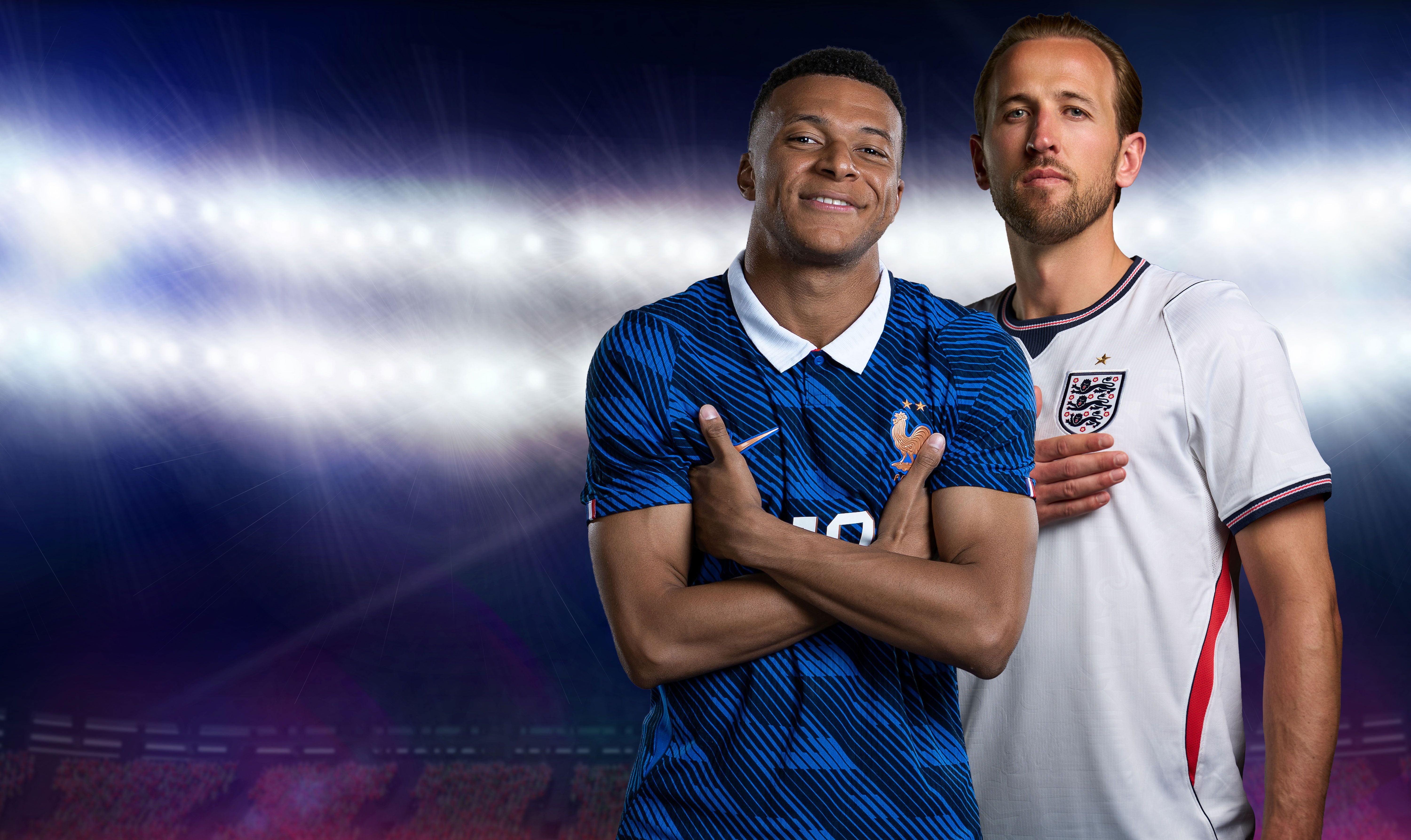 Zwei Fußballspieler in Frankreich- und England-Trikots posieren im Stadion.
