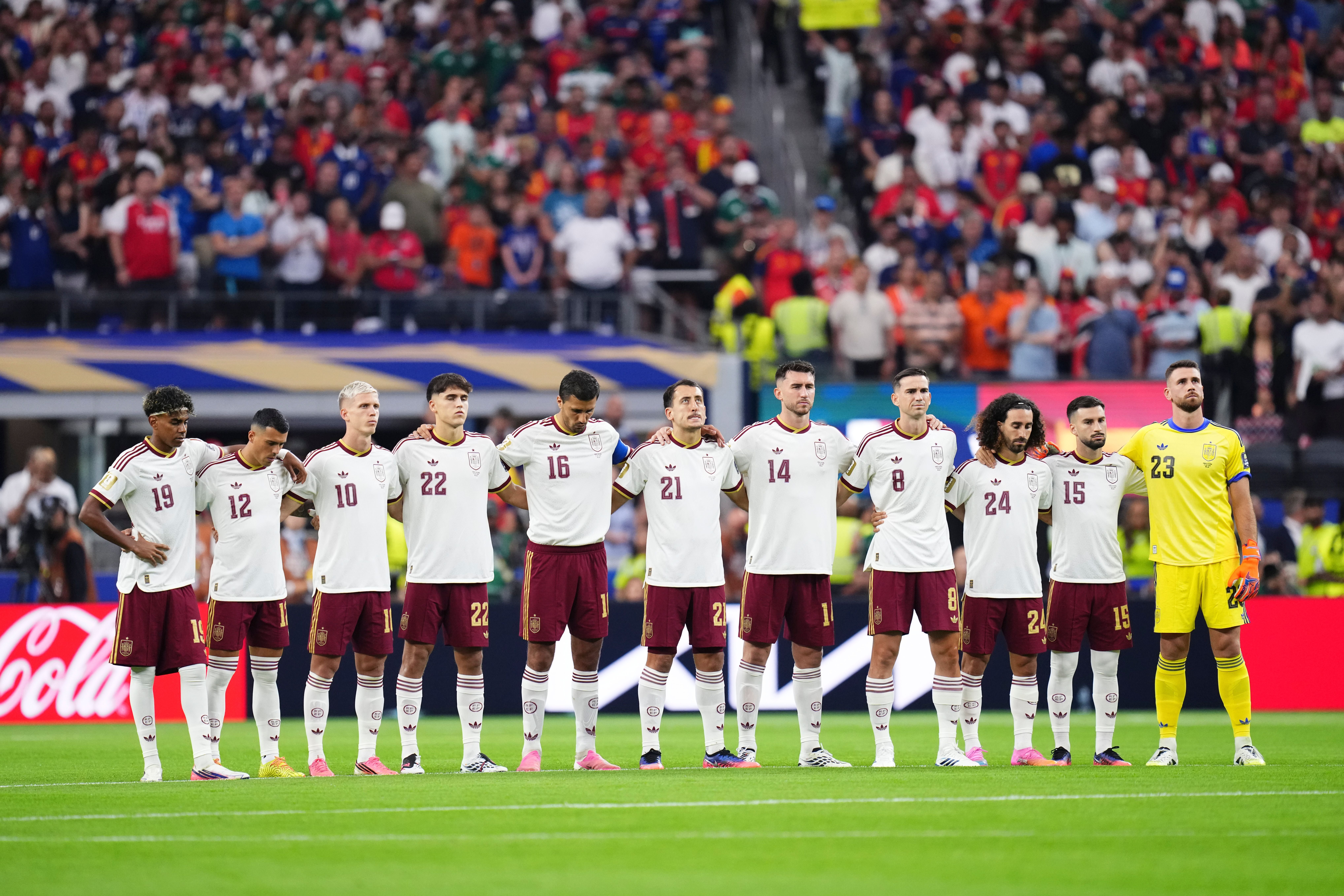 Spaniens Fußballteam steht schweigend auf dem Rasen zum Gedenken an den Anschlag von Nizza.