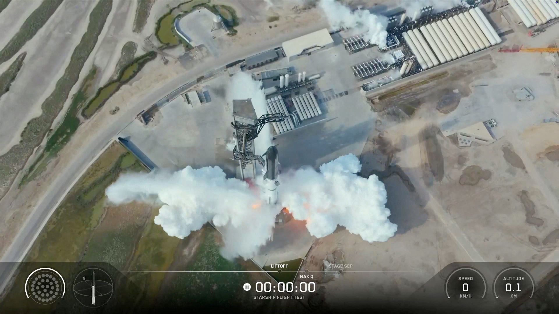 Luftaufnahme zeigt Starship-Rakete beim abgebrochenen Startversuch in Texas mit Rauch am Startplatz.
