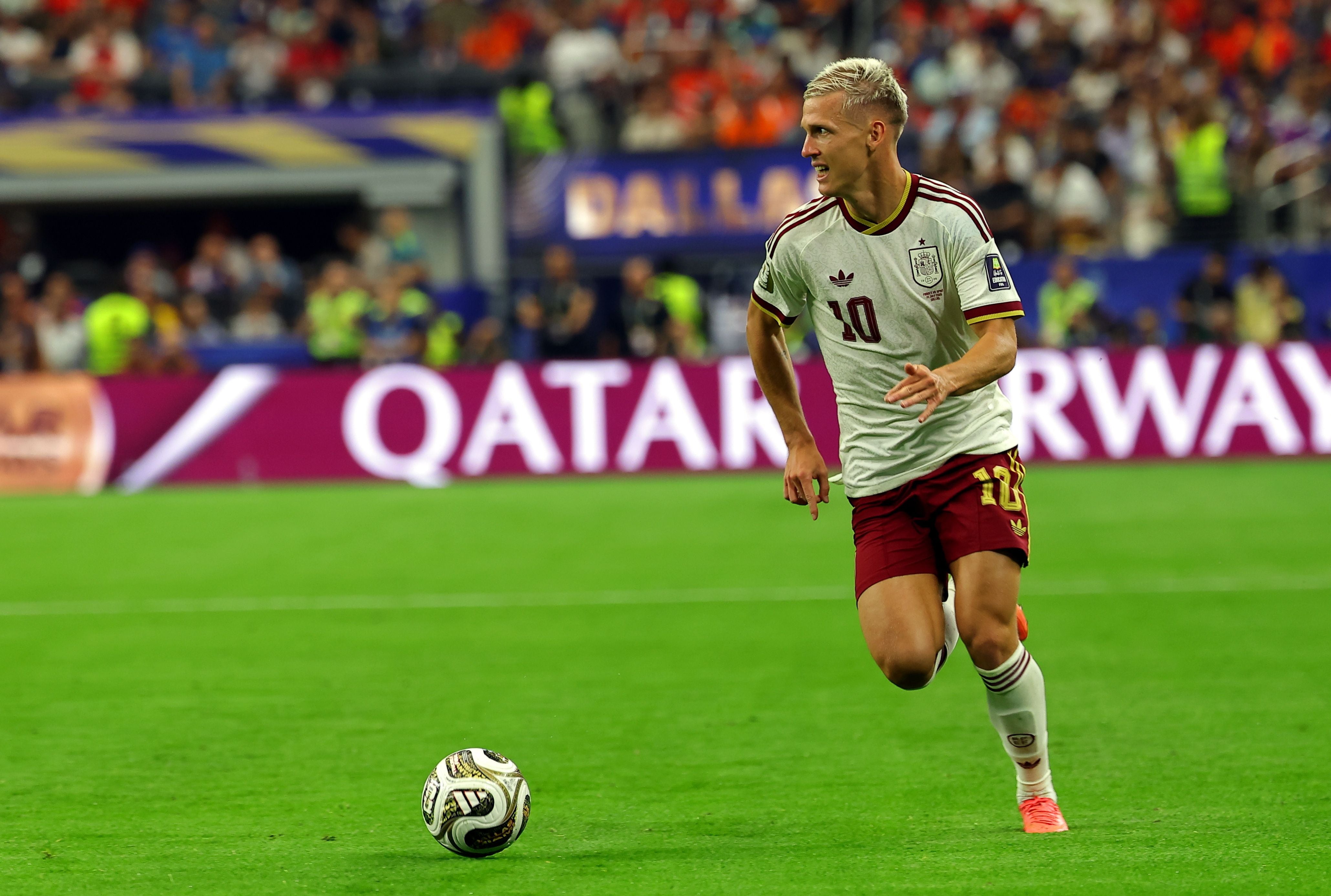 Spanischer Fußballspieler mit der Nummer 10 läuft beim WM-Halbfinale auf dem Spielfeld.