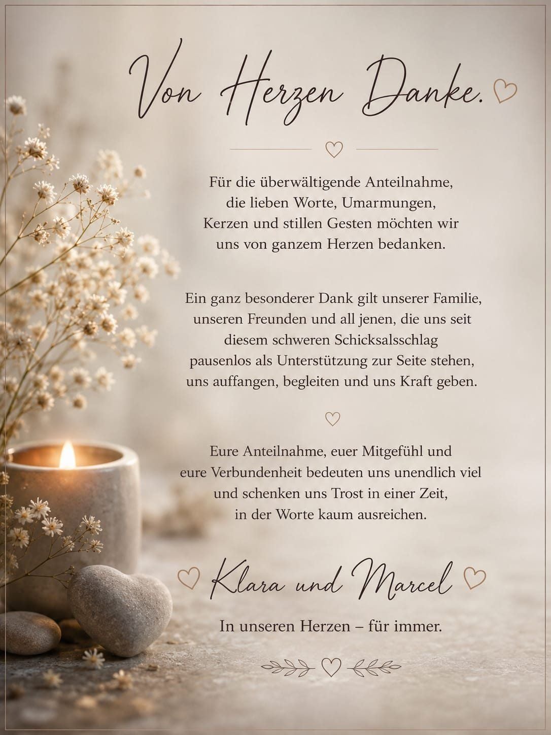Trauerkarte mit Dankestext, Kerze, getrockneten Blumen und Steinen in Herzform auf hellem Hintergrund.